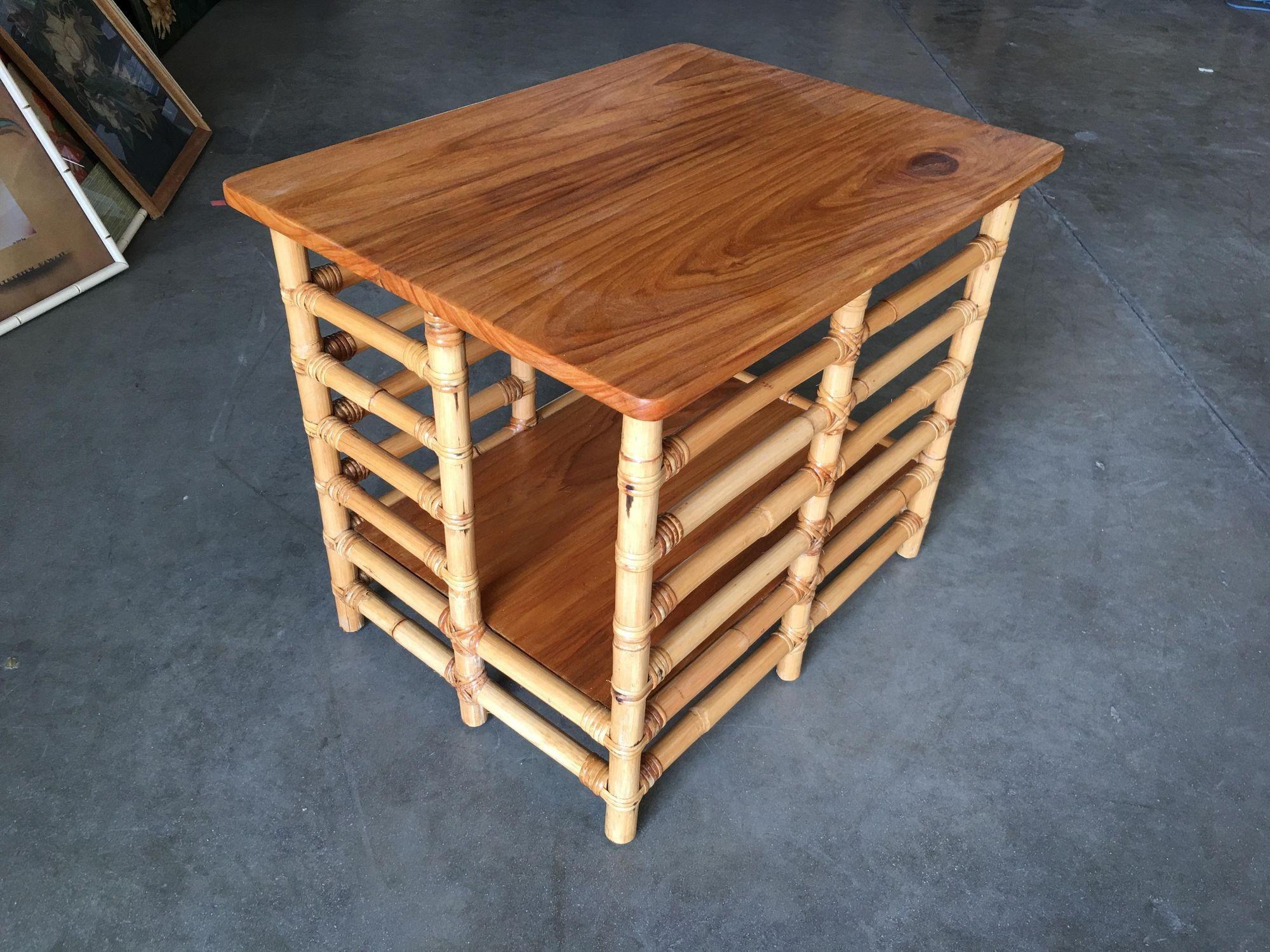 Mid-Century Modern Table d'appoint asymétrique en rotin 
