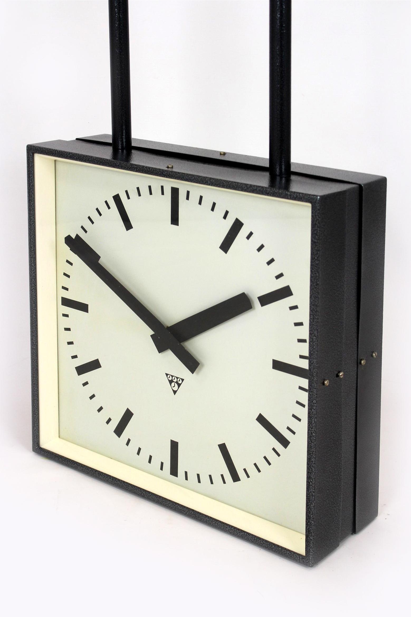 Gran reloj ferroviario de doble cara restaurado de Pragotron, años 80 5