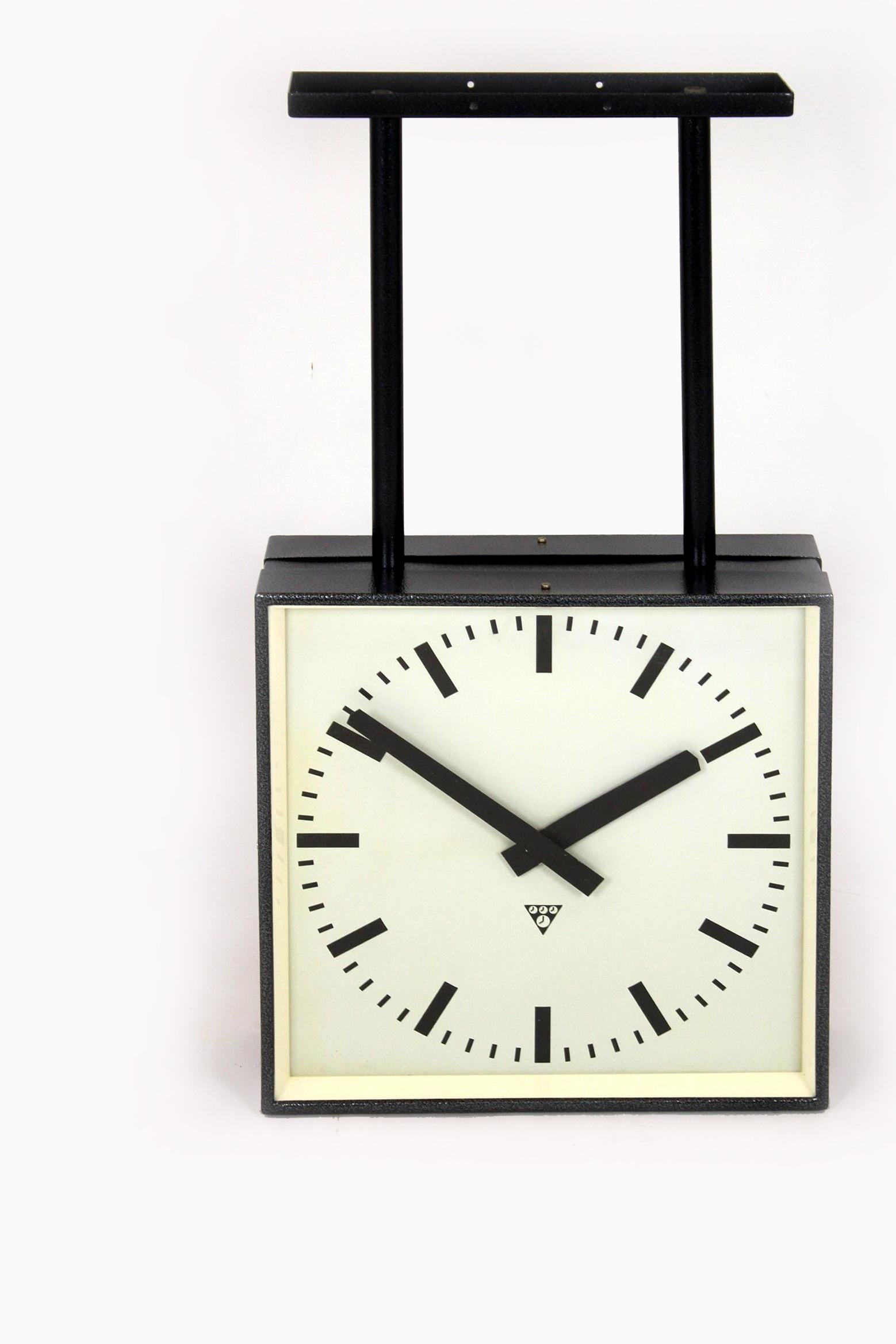 Gran reloj ferroviario de doble cara restaurado de Pragotron, años 80 6