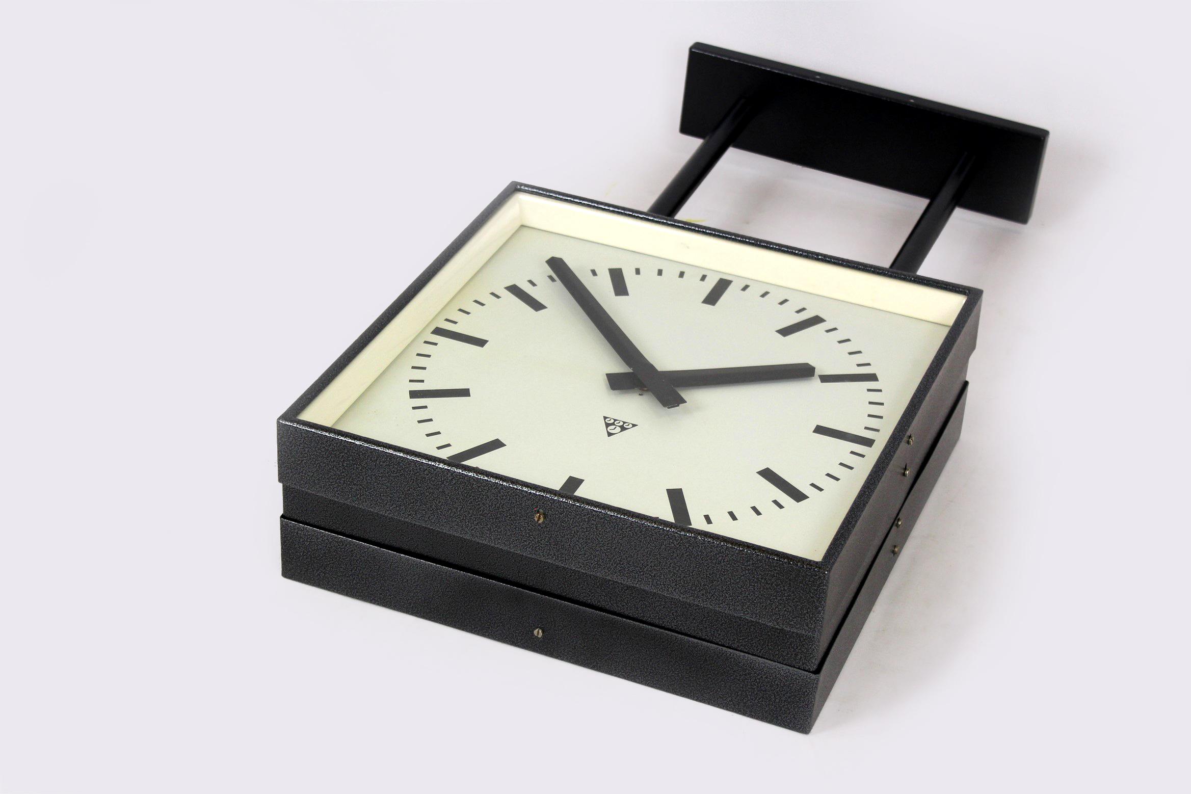 Gran reloj ferroviario de doble cara restaurado de Pragotron, años 80 7