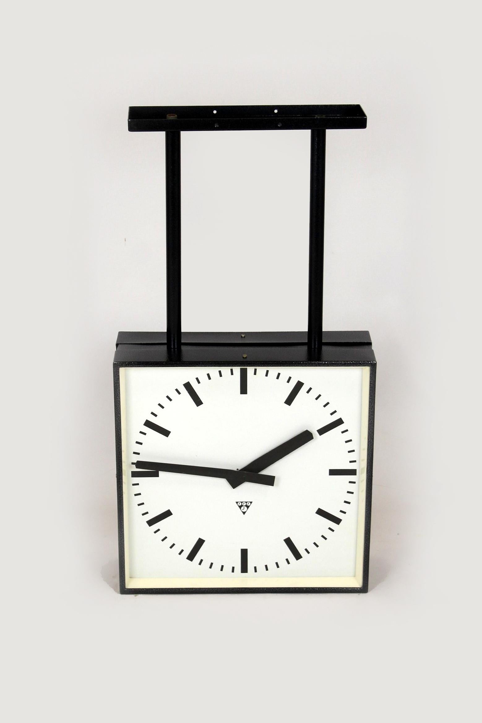 Gran reloj ferroviario de doble cara fabricado por Pragotron en la antigua Checoslovaquia en la década de 1980. El reloj se ha convertido en un nuevo mecanismo de cuarzo, alimentado por una pila AA. Ya no requiere un conductor especial, como ocurría