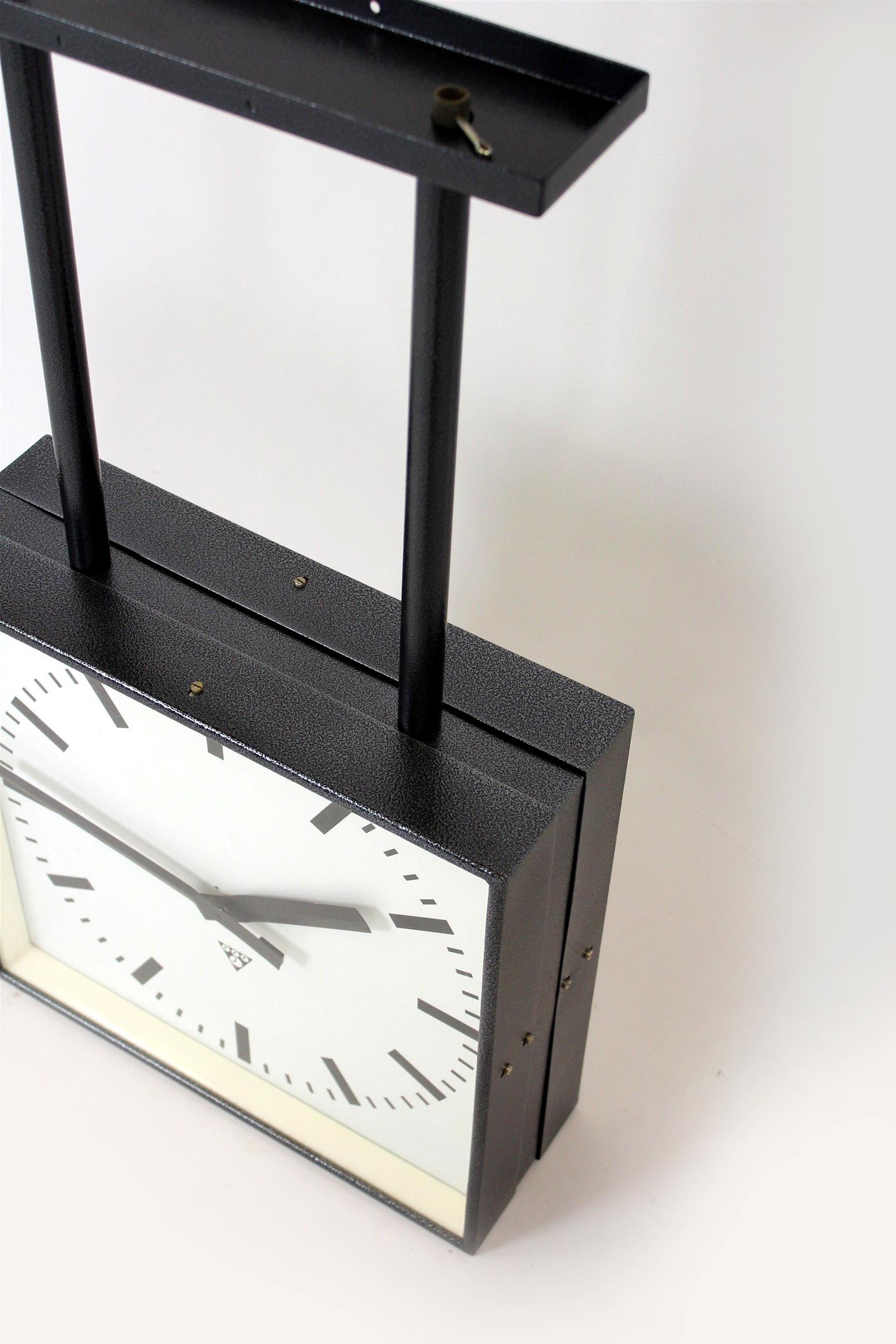 Gran reloj ferroviario de doble cara restaurado de Pragotron, años 80 Industrial
