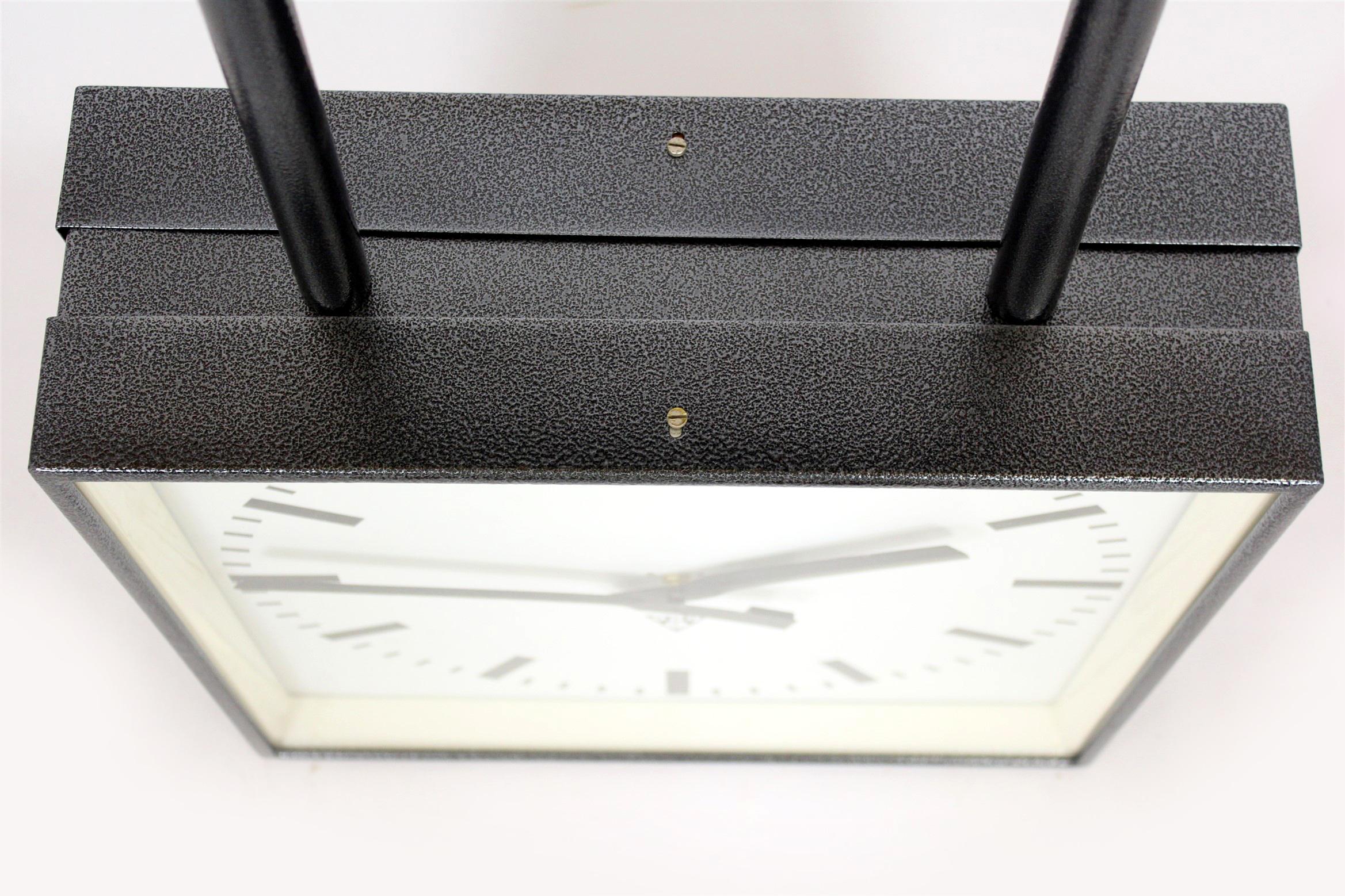 Gran reloj ferroviario de doble cara restaurado de Pragotron, años 80 finales del siglo XX