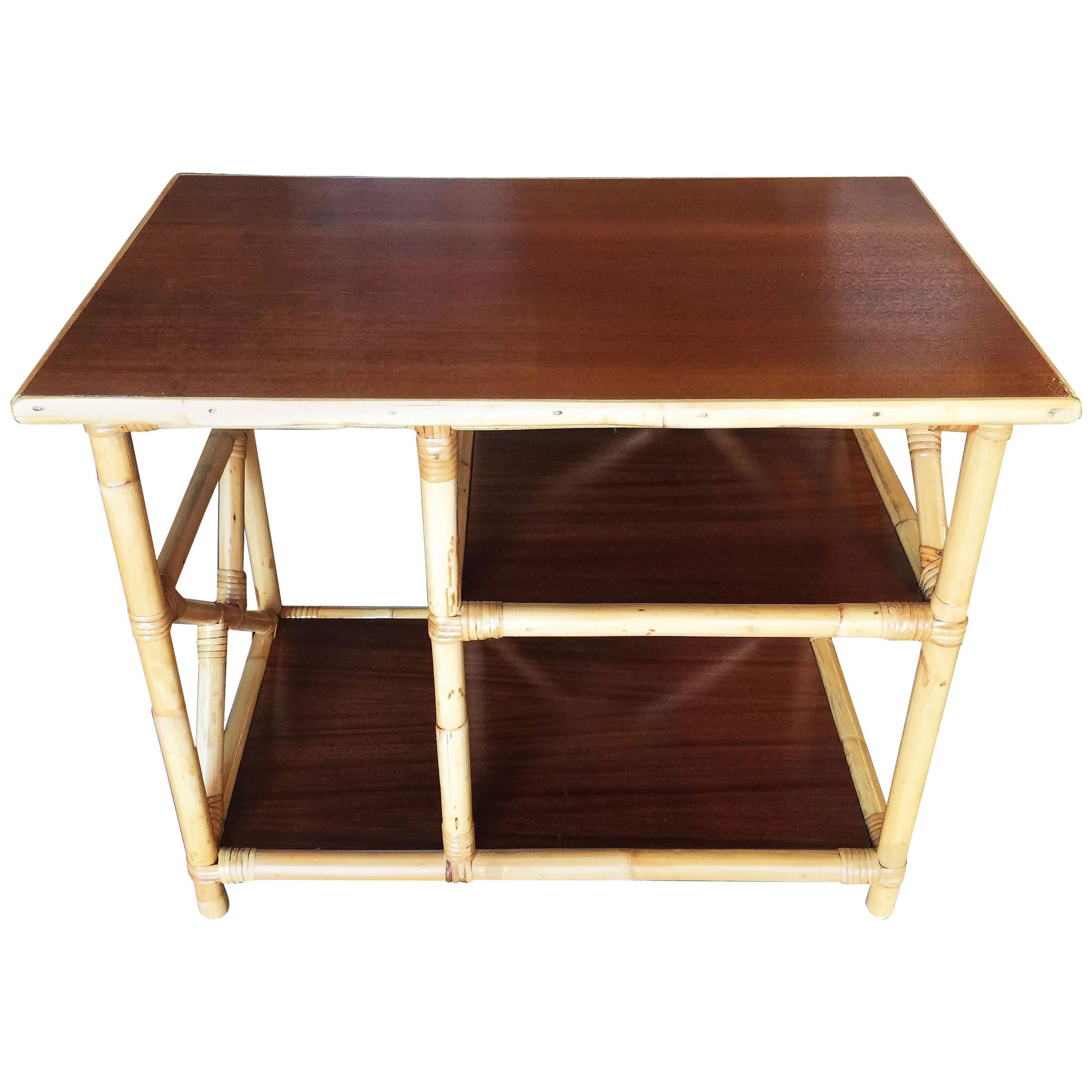 Mesa auxiliar de tres niveles de caoba y ratán restaurada