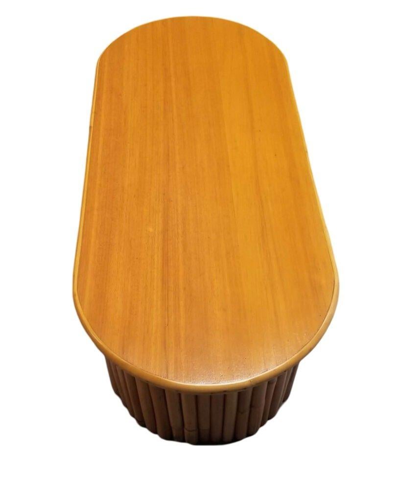 Table basse en acajou restaurée avec pied demi-lune en rotin empilé verticalement Excellent état - En vente à Van Nuys, CA