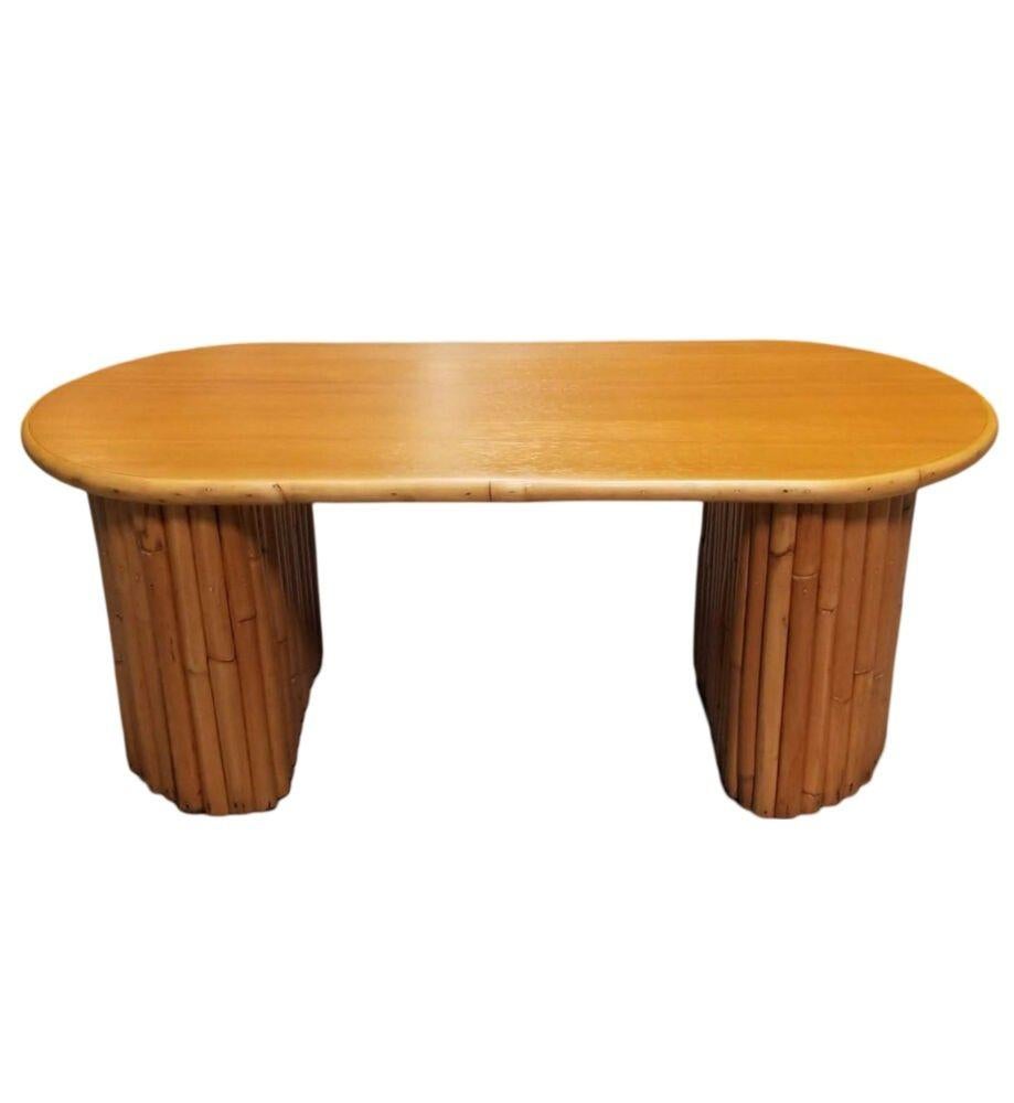 Milieu du XXe siècle Table basse en acajou restaurée avec pied demi-lune en rotin empilé verticalement en vente