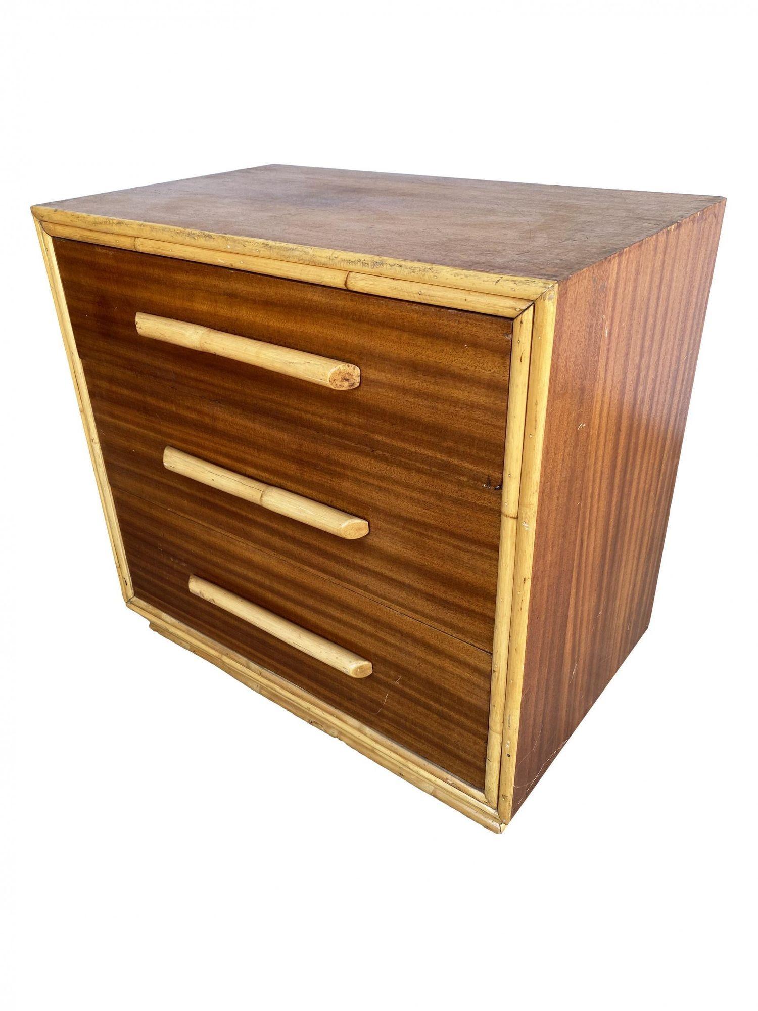 Americano Comò Lowboy in mogano restaurato con accenti in rattan in vendita