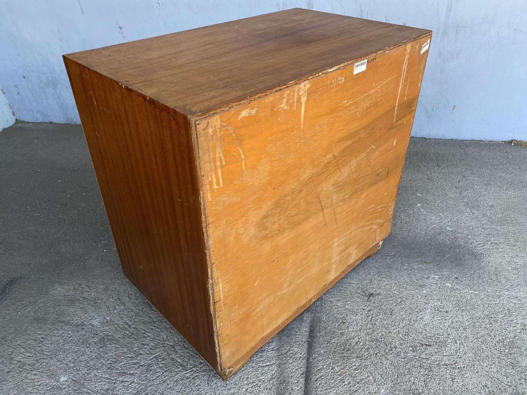 Comò Lowboy in mogano restaurato con accenti in rattan in vendita 3
