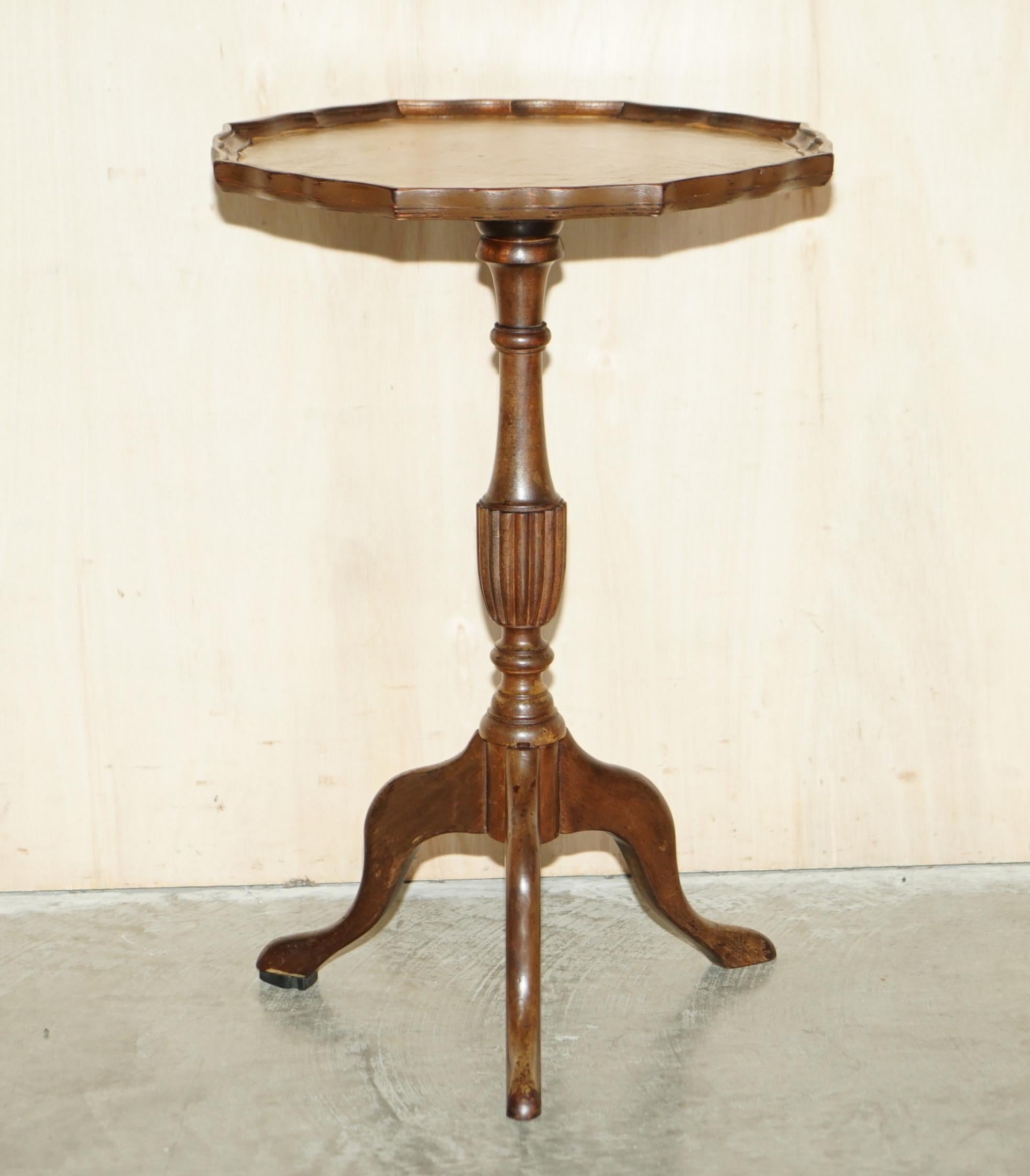 We are delighted to offer for sale this restored vintage Bevan Funnell mahogany & green leather topped tripod table

A good looking and well made piece, ideally suited for a lamp or glass of wine with a picture frame on it

It has been cleaned