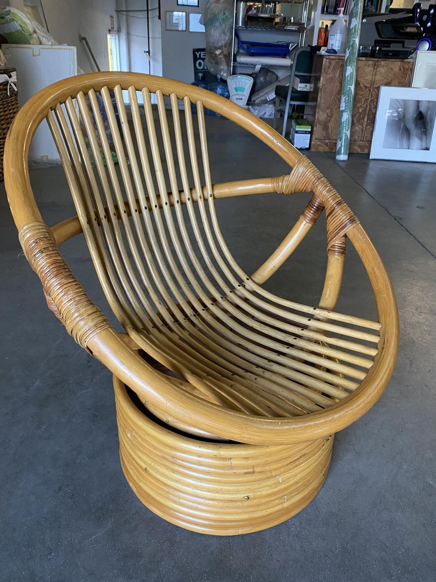 Moderne Chaise longue pivotante en rotin Mamasan restaurée, paire en vente