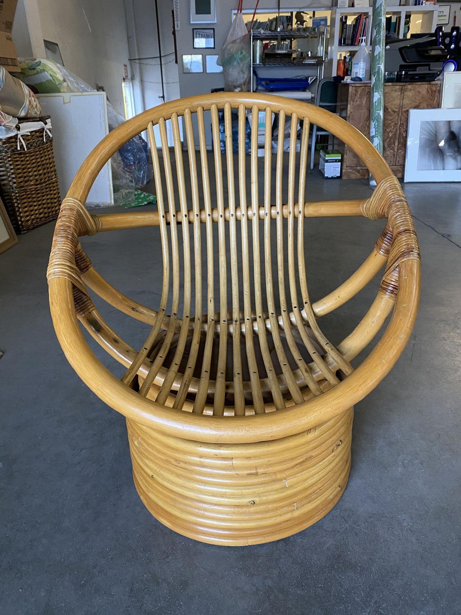 Américain Chaise longue pivotante en rotin Mamasan restaurée, paire en vente