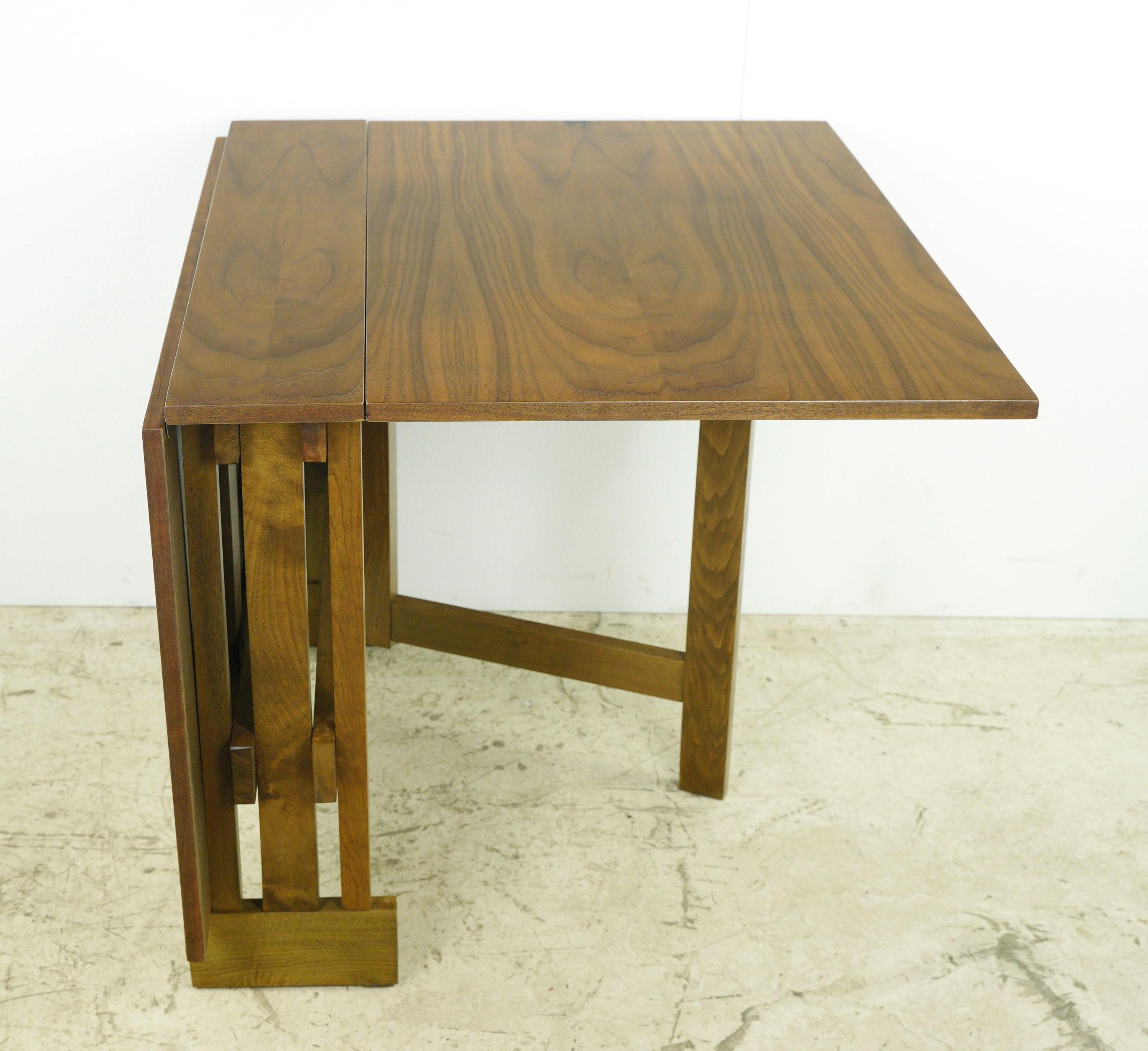 20th Century Restored Maple Drop Leaf Fold Up Dining Room Table For Sale