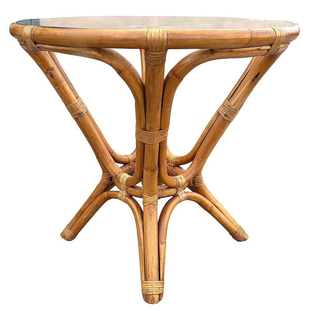 Cette table de salle à manger ronde en rotin d'inspiration franckiste magnifiquement restaurée présente une base sculpturale en rotin en forme de sablier et un plateau rond en verre. La table allie le style et le charme vintage au confort moderne.