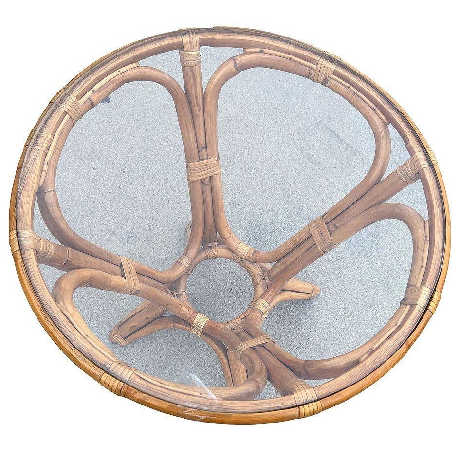 Table de salle à manger ronde en rotin sablier restaurée MCM avec plateau en verre Excellent état - En vente à Van Nuys, CA