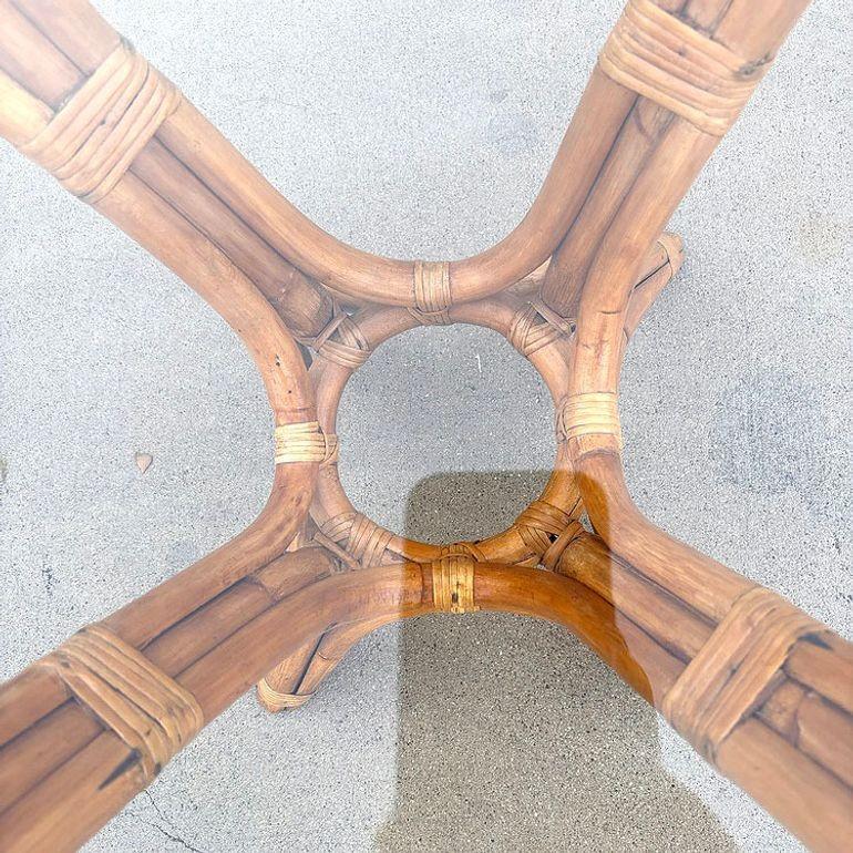 Milieu du XXe siècle Table de salle à manger ronde en rotin sablier restaurée MCM avec plateau en verre en vente