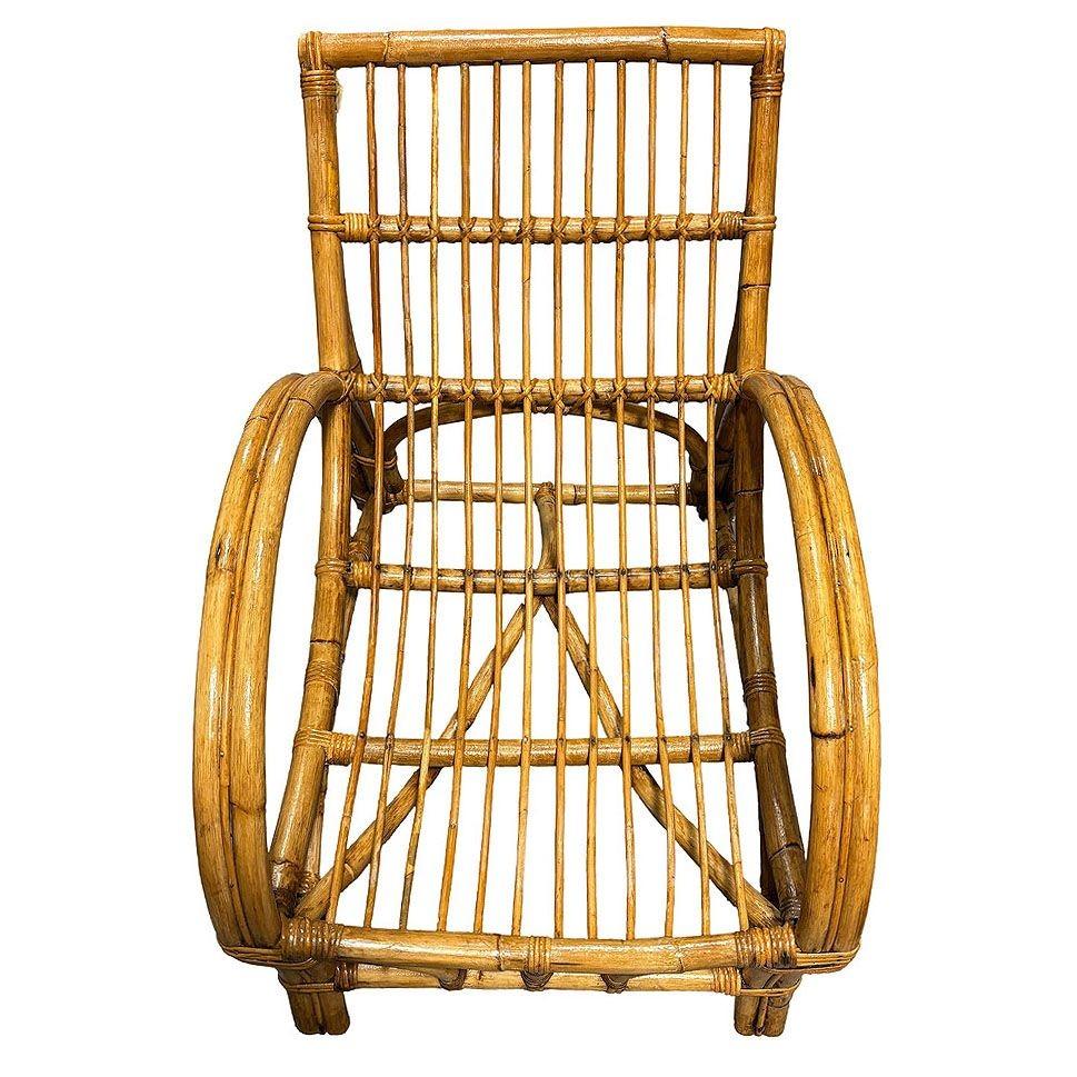 Sillón de media luna con brazos de ratán MCM restaurado mediados del siglo XX en venta