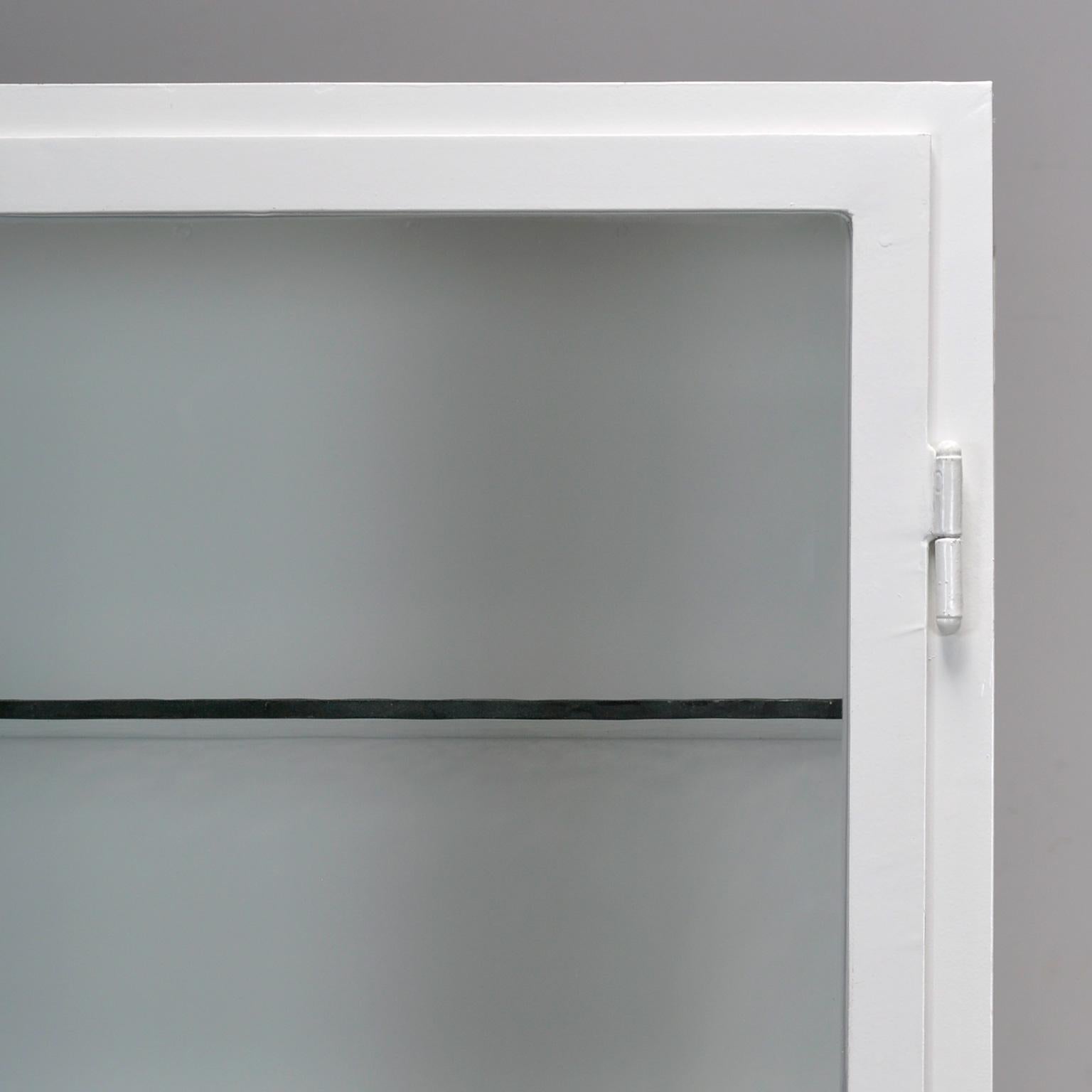 Restaurierter Medizinschrank, 1930er Jahre im Angebot 2