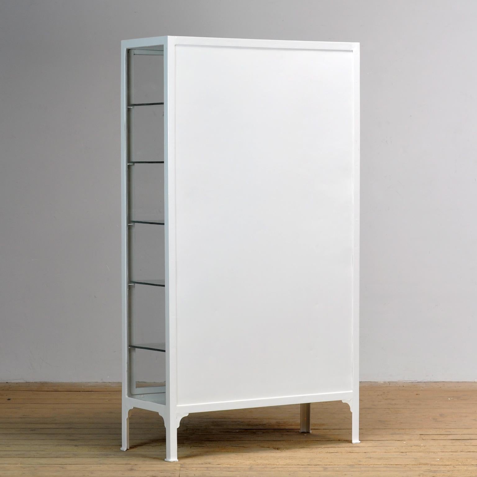 Restaurierter Medizinschrank, 1930er Jahre im Angebot 3