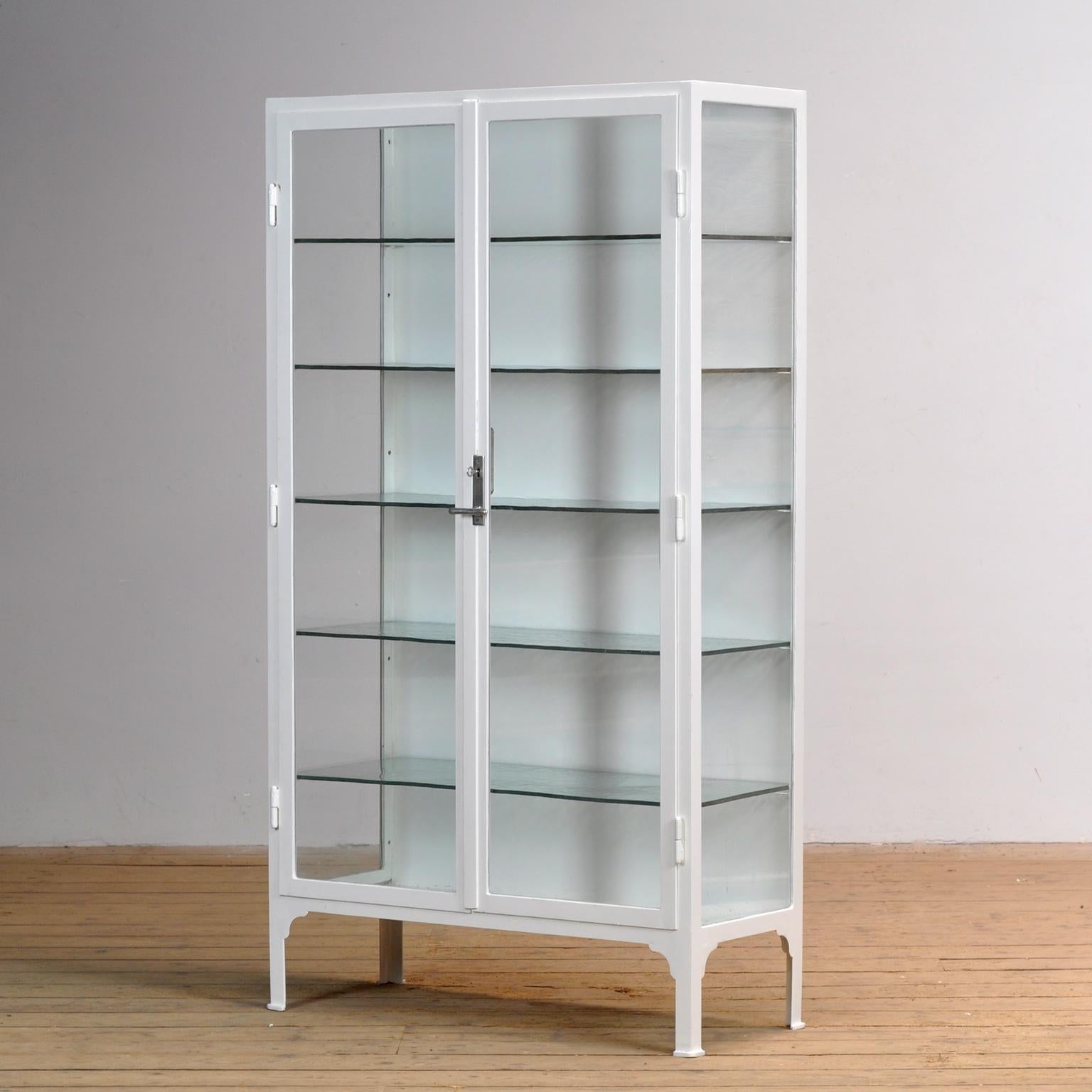 Restaurierter Medizinschrank, 1930er Jahre (Industriell) im Angebot