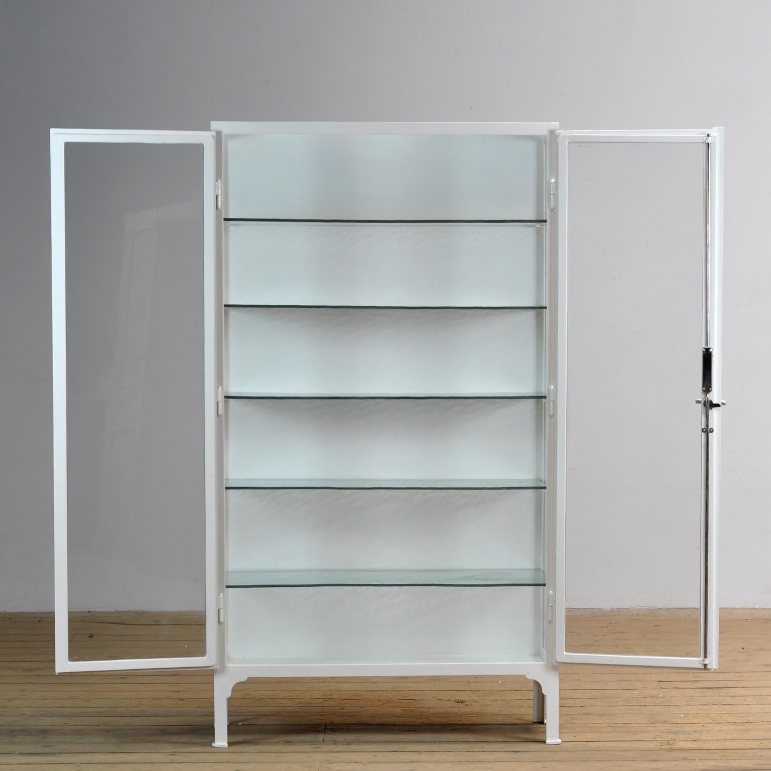 Restaurierter Medizinschrank, 1930er Jahre (Ungarisch) im Angebot