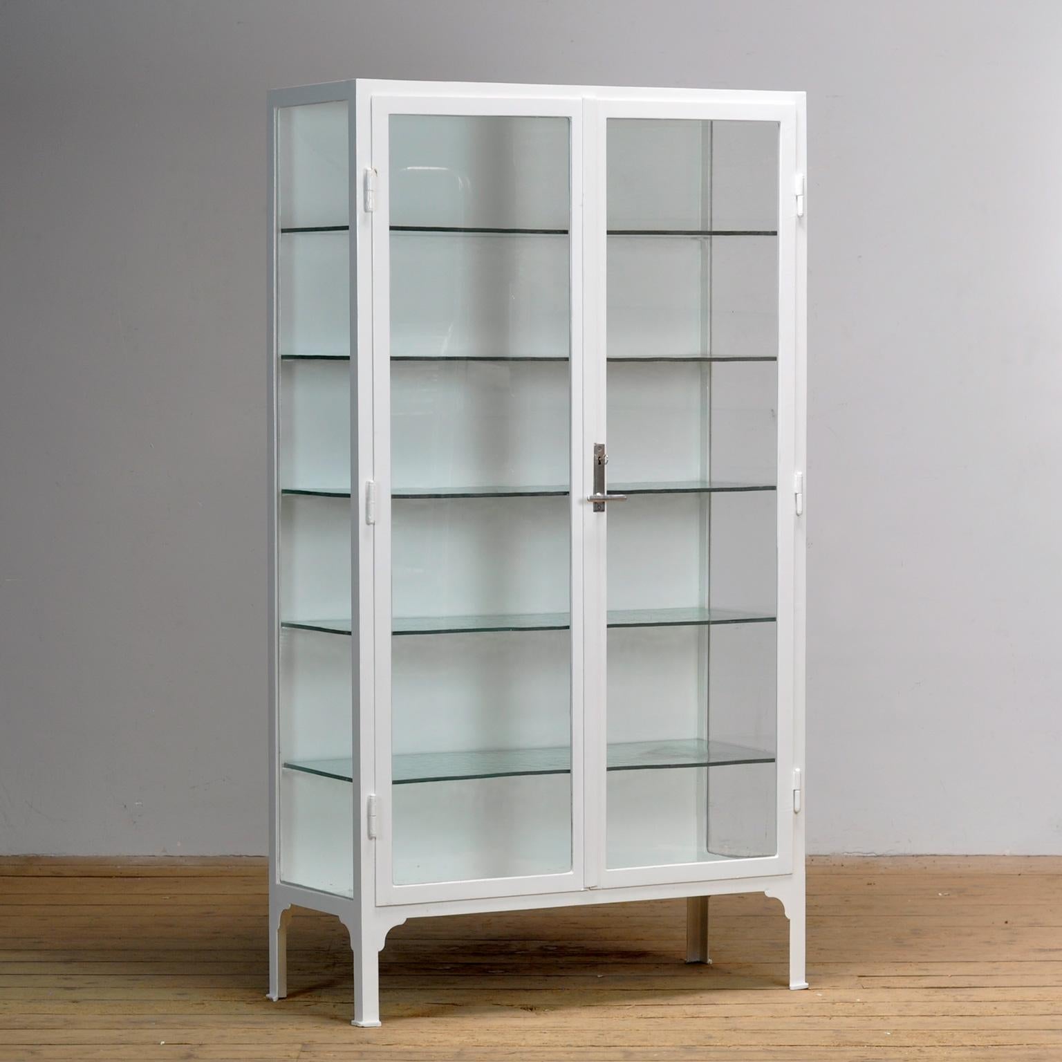 Restaurierter Medizinschrank, 1930er Jahre (Gemalt) im Angebot