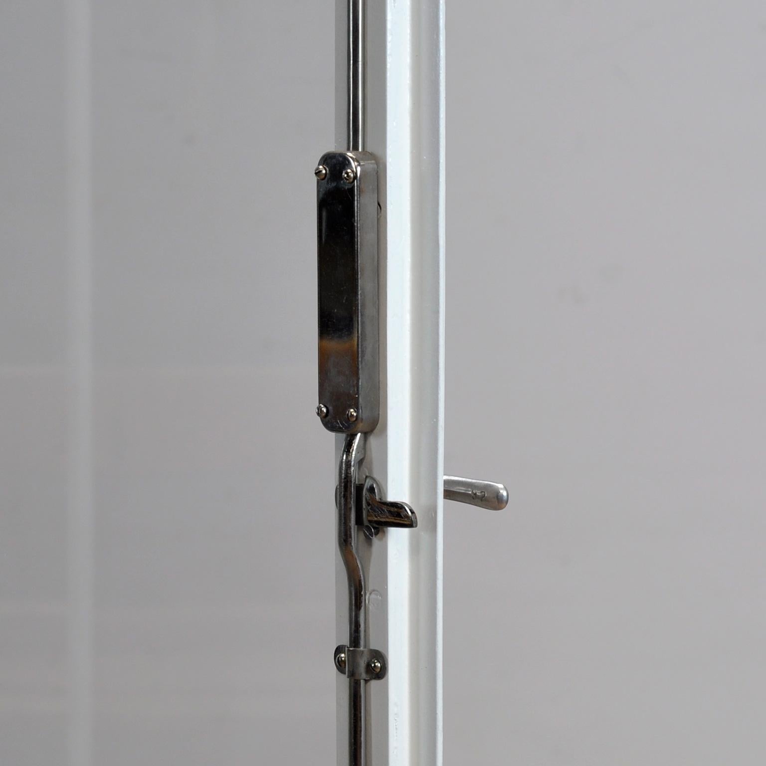 Restaurierter Medizinschrank, 1930er Jahre im Zustand „Gut“ im Angebot in Amsterdam, Noord Holland