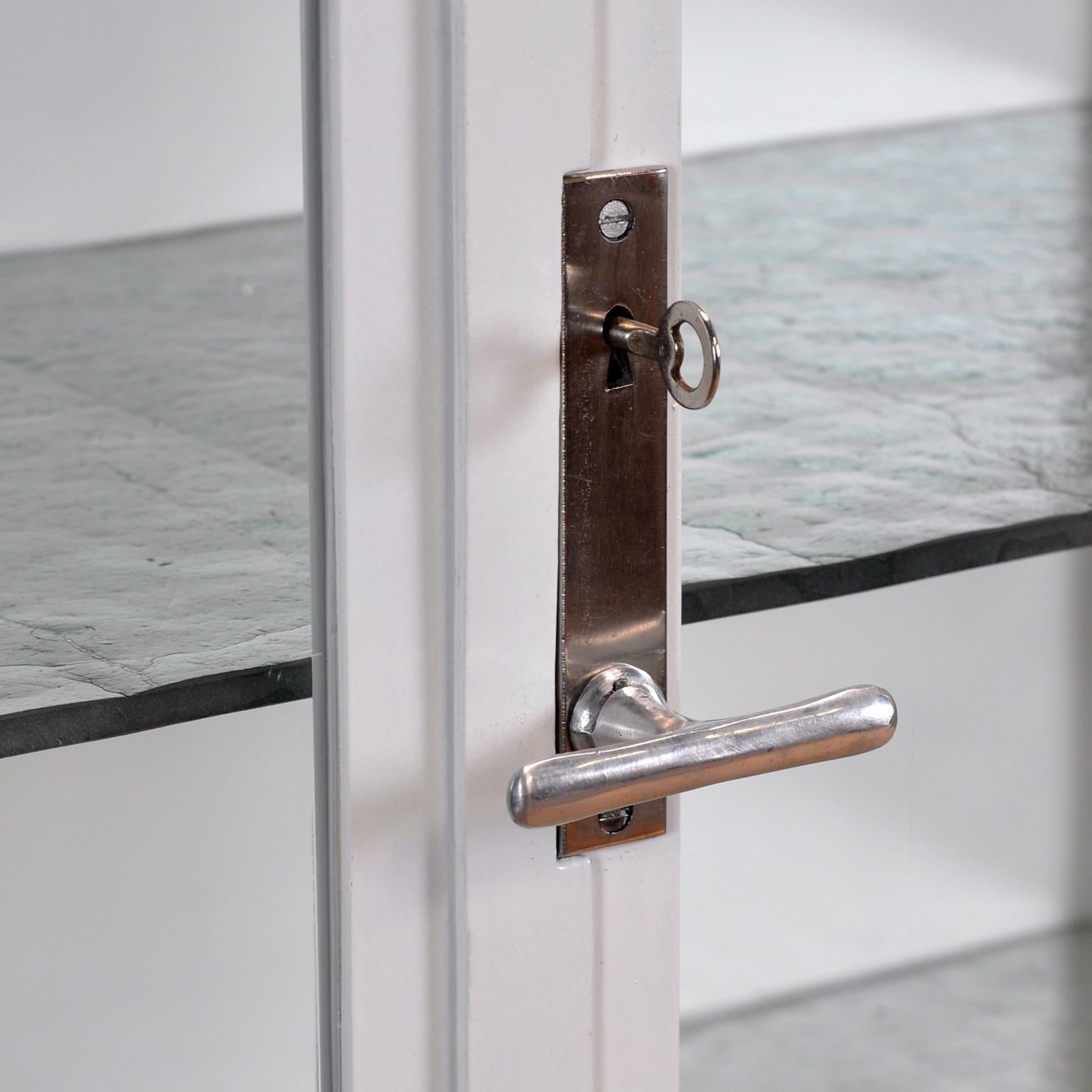 Restaurierter Medizinschrank, 1930er Jahre (Mitte des 20. Jahrhunderts) im Angebot