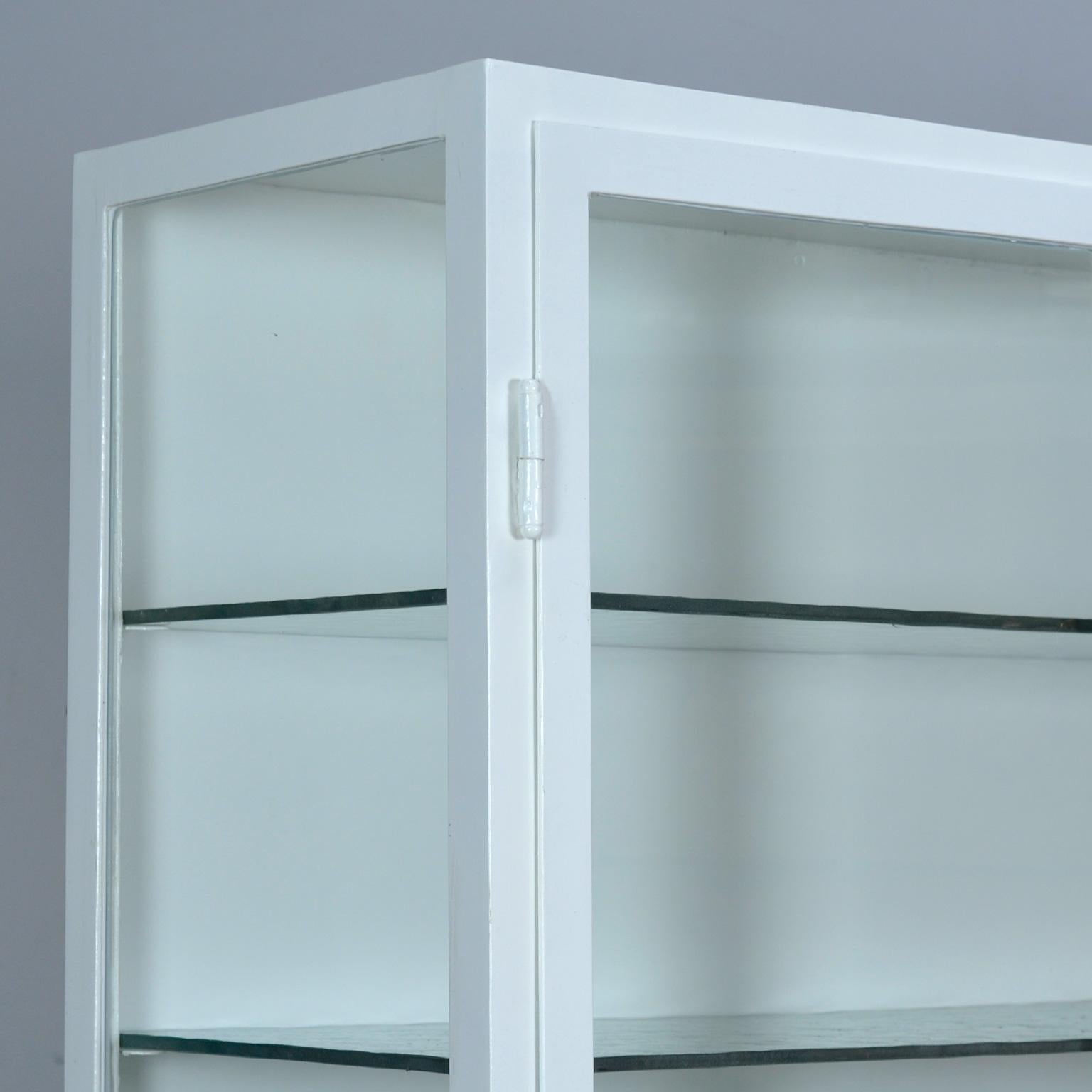 Restaurierter Medizinschrank, 1930er Jahre (Glas) im Angebot