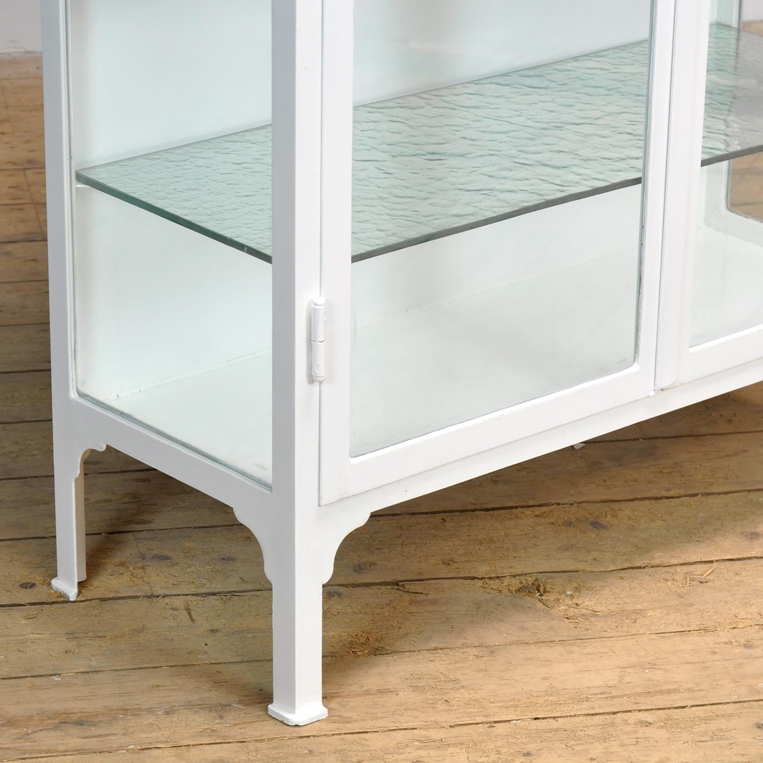 Restaurierter Medizinschrank, 1930er Jahre im Angebot 1