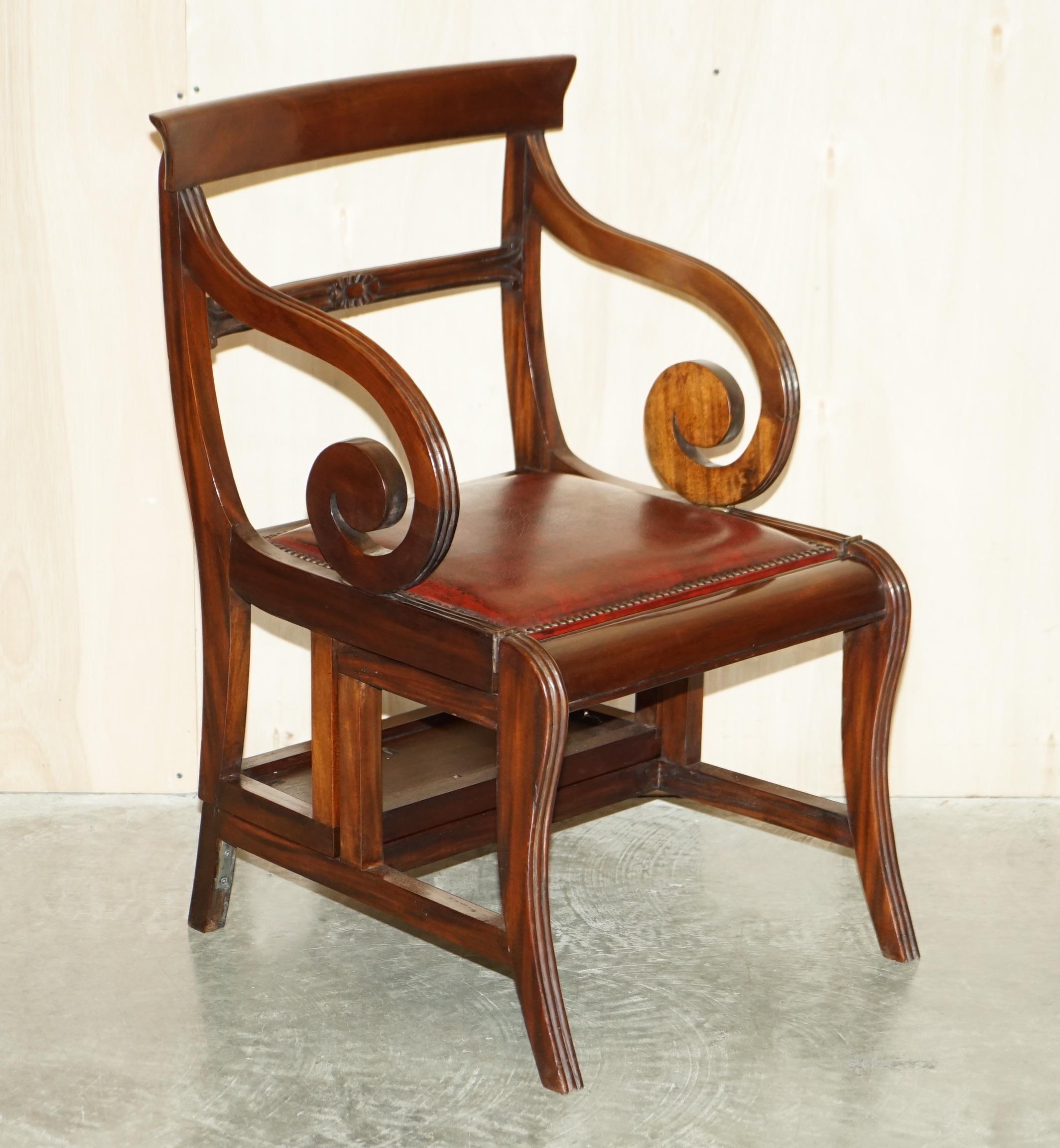 Nous sommes ravis d'offrir ce très grand fauteuil métamorphique de collection entièrement restauré, de style Regency, datant d'environ 1810-1820, qui se transforme en escalier de bibliothèque d'après le modèle original du 18e siècle de Gillows of