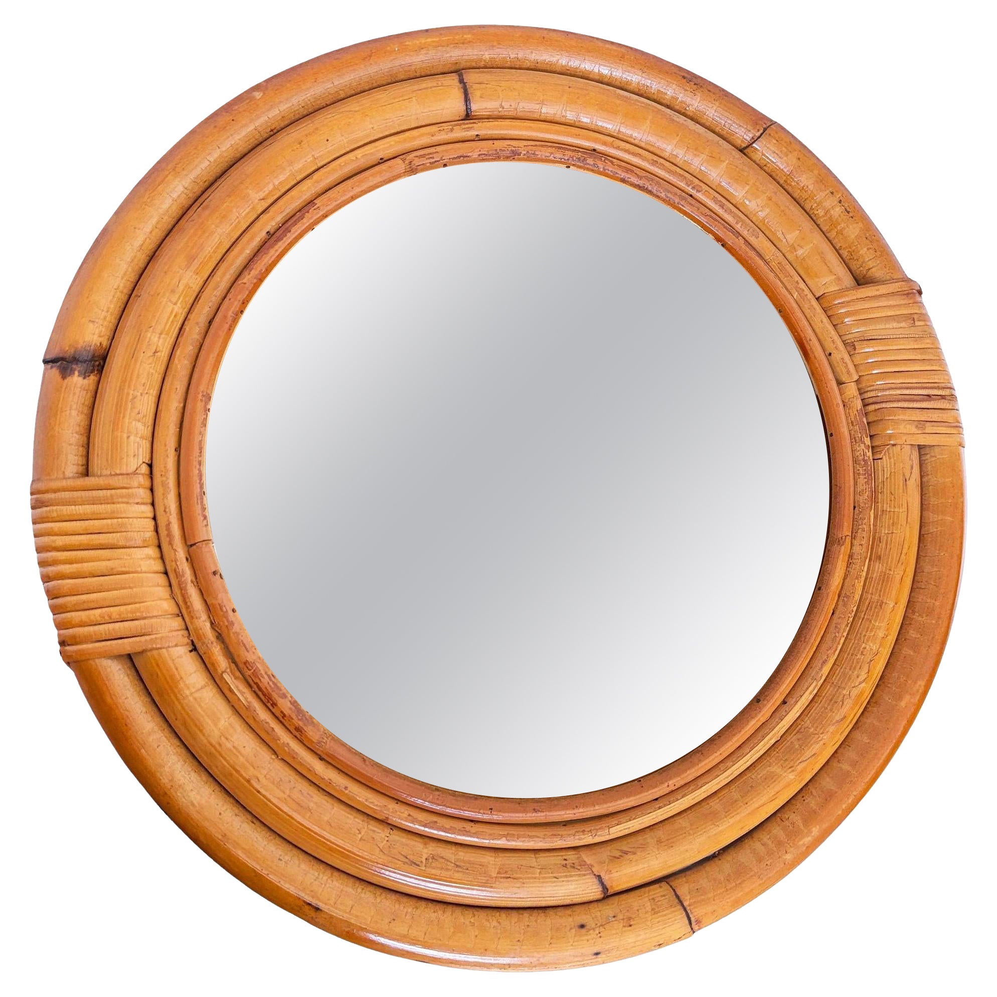 Miroir mural rond en rotin et osier tropical à quatre brins 12" du milieu du siècle restauré en vente