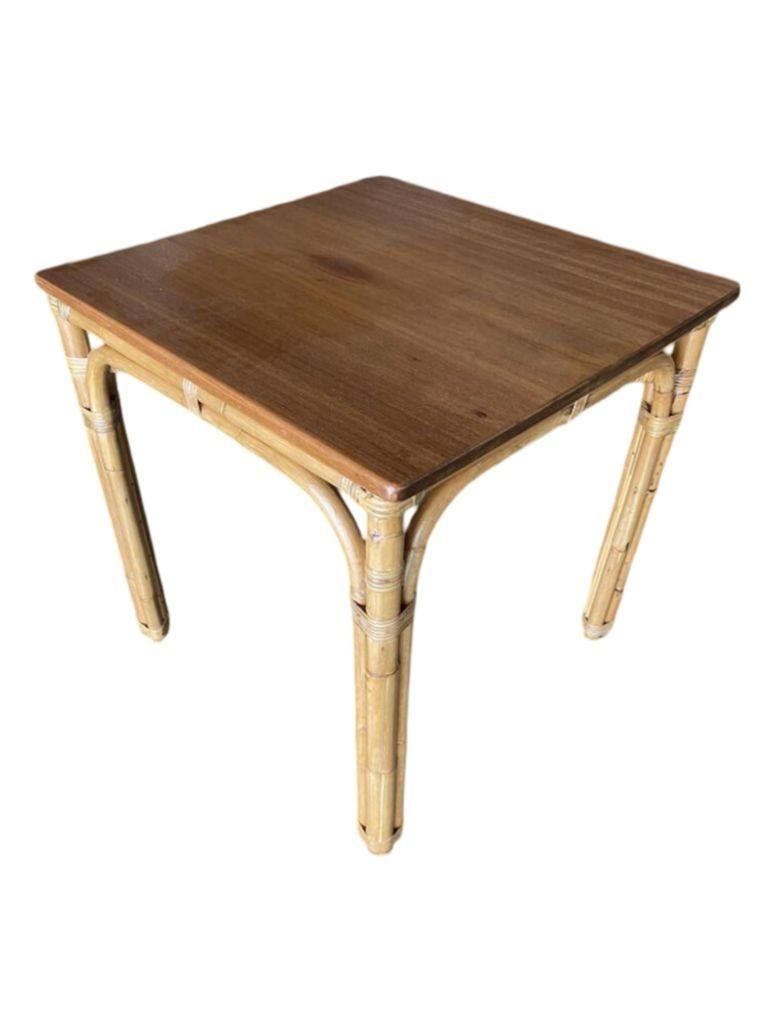 Americano Tavolo da gioco in rattan con base ad arco e piano in mogano restaurato della metà del secolo scorso in vendita
