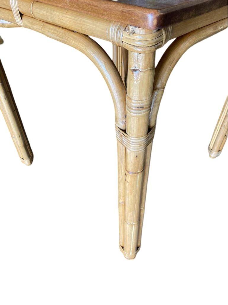 Tavolo da gioco in rattan con base ad arco e piano in mogano restaurato della metà del secolo scorso In condizioni ottime in vendita a Van Nuys, CA