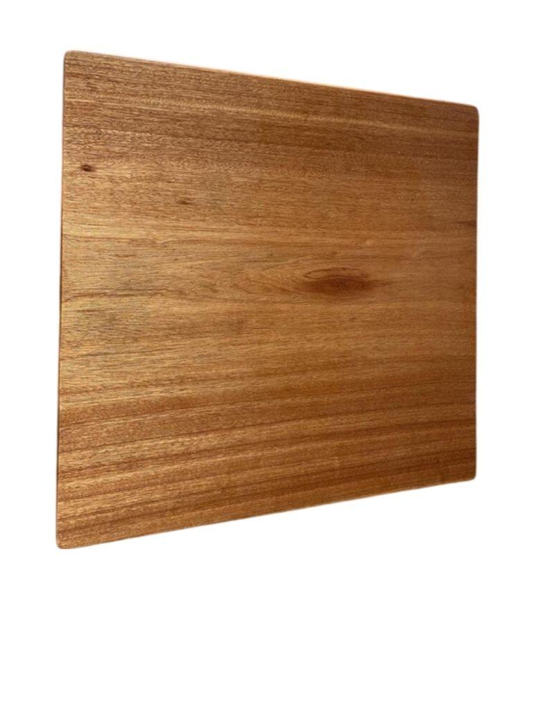 Metà XX secolo Tavolo da gioco in rattan con base ad arco e piano in mogano restaurato della metà del secolo scorso in vendita