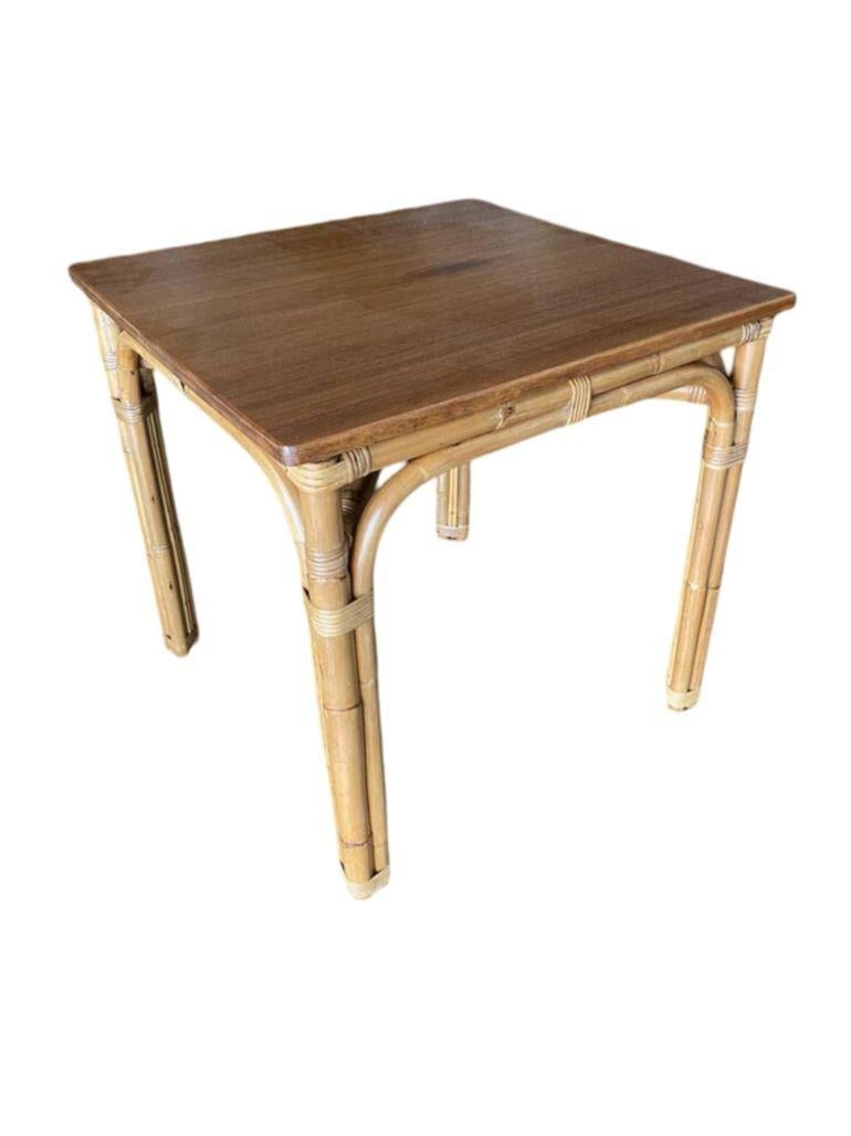 Rattan Tavolo da gioco in rattan con base ad arco e piano in mogano restaurato della metà del secolo scorso in vendita