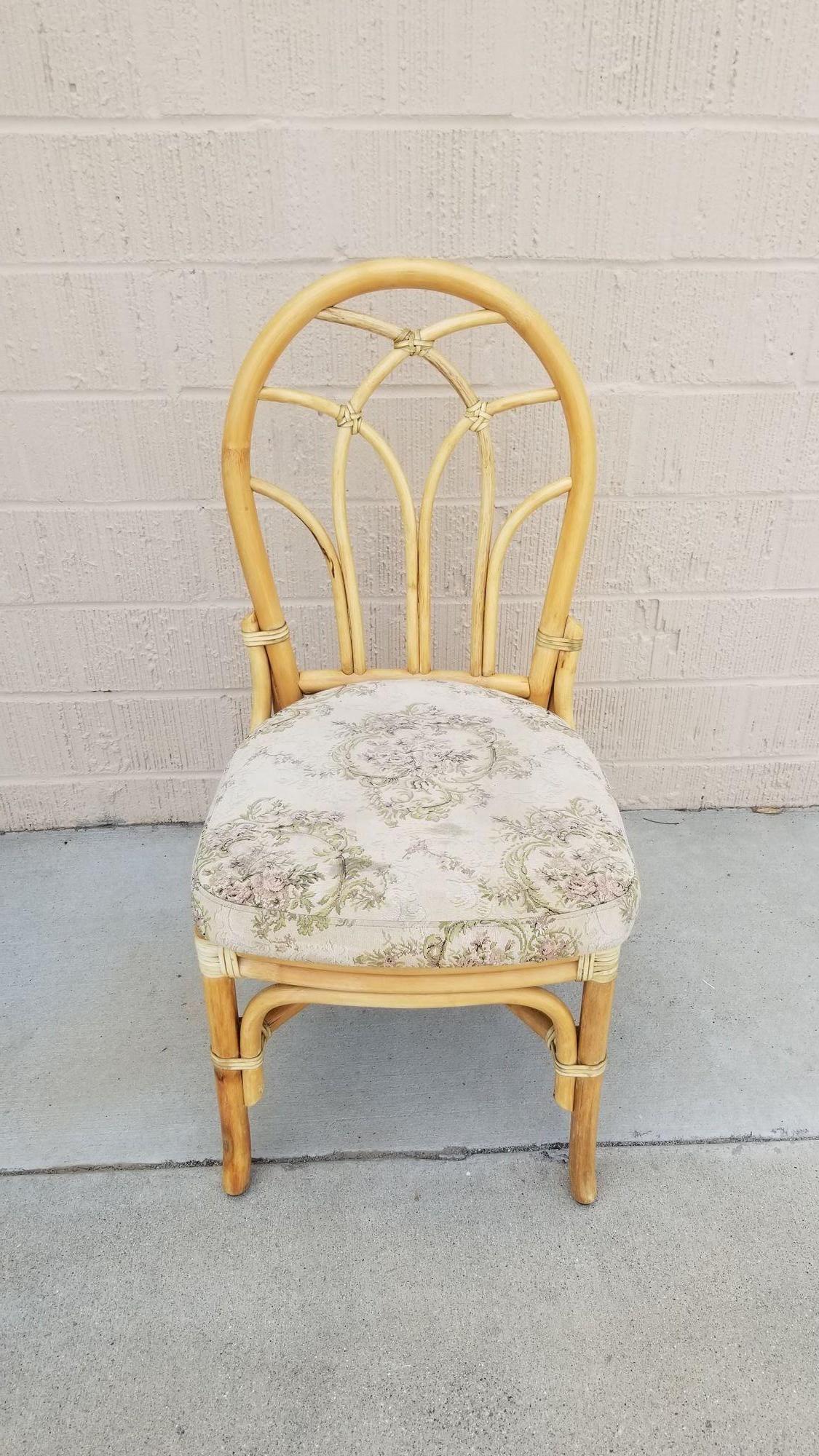 XX secolo Sedie da pranzo restaurate del Mid Century a 3 fili di rattan con schienale floreale, set di 9 in vendita