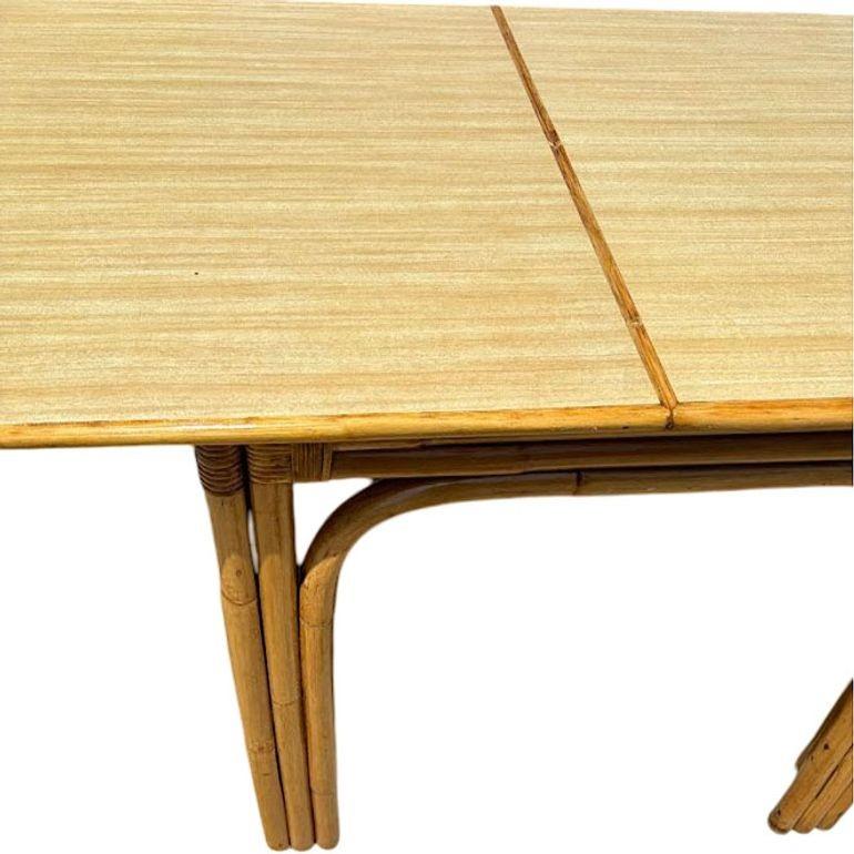 Mesa de comedor de ratán rubio restaurada de mediados de siglo con hoja articulada extensible Estadounidense en venta