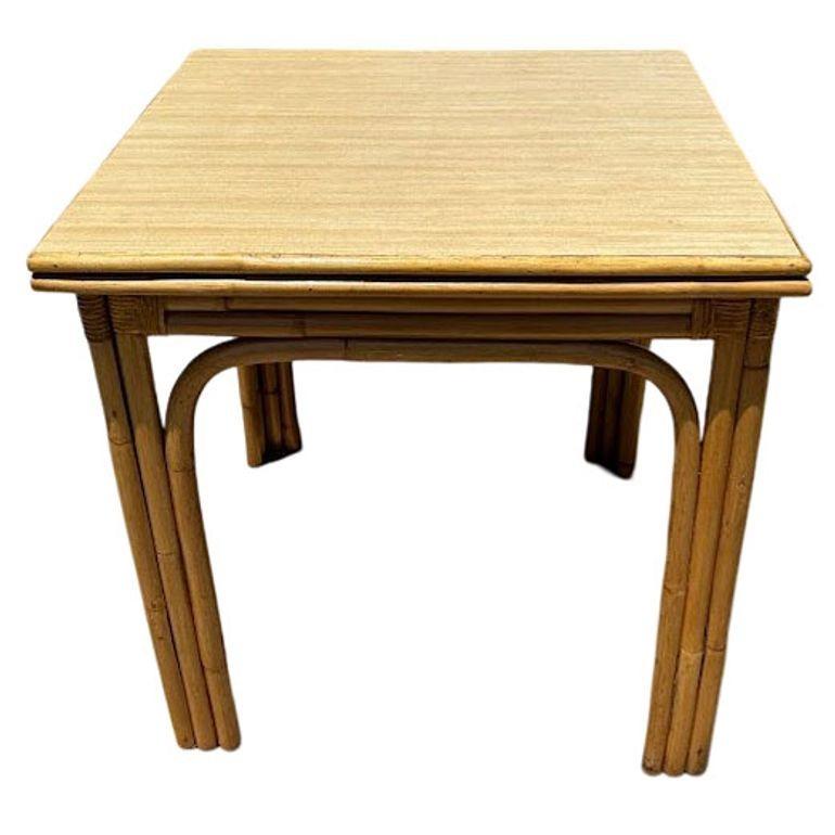 Mesa de comedor de ratán rubio restaurada de mediados de siglo con hoja articulada extensible mediados del siglo XX en venta