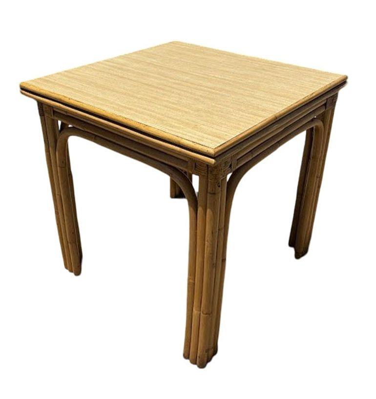Mesa de comedor de ratán rubio restaurada de mediados de siglo con hoja articulada extensible Ratán en venta
