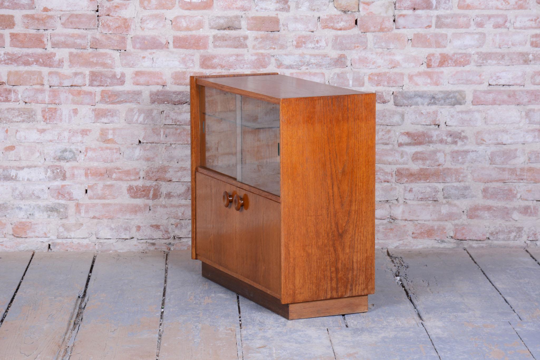 Libreria di metà secolo restaurata, di UP Závody, Oak, vetro, Repubblica Ceca, anni '50 in vendita 3