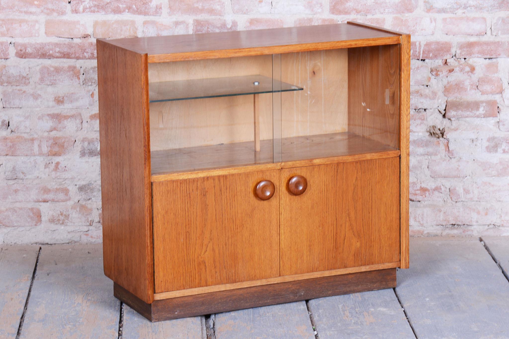 Mid-Century moderno Libreria di metà secolo restaurata, di UP Závody, Oak, vetro, Repubblica Ceca, anni '50 in vendita