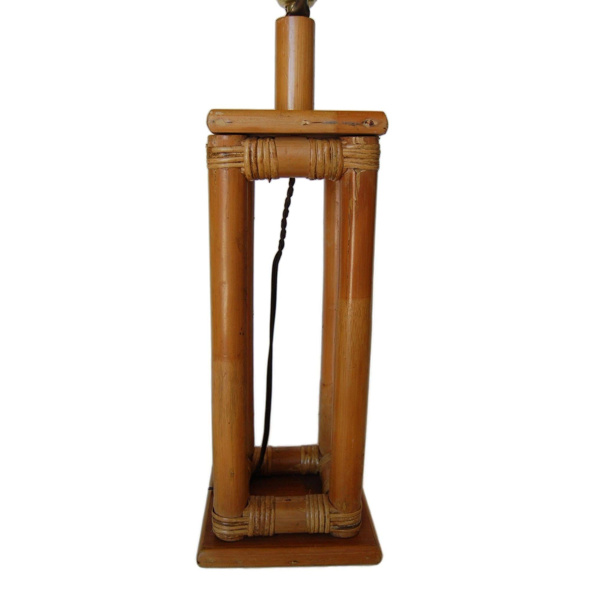 Lampe de table en rotin restaurée du milieu du siècle en vente 1