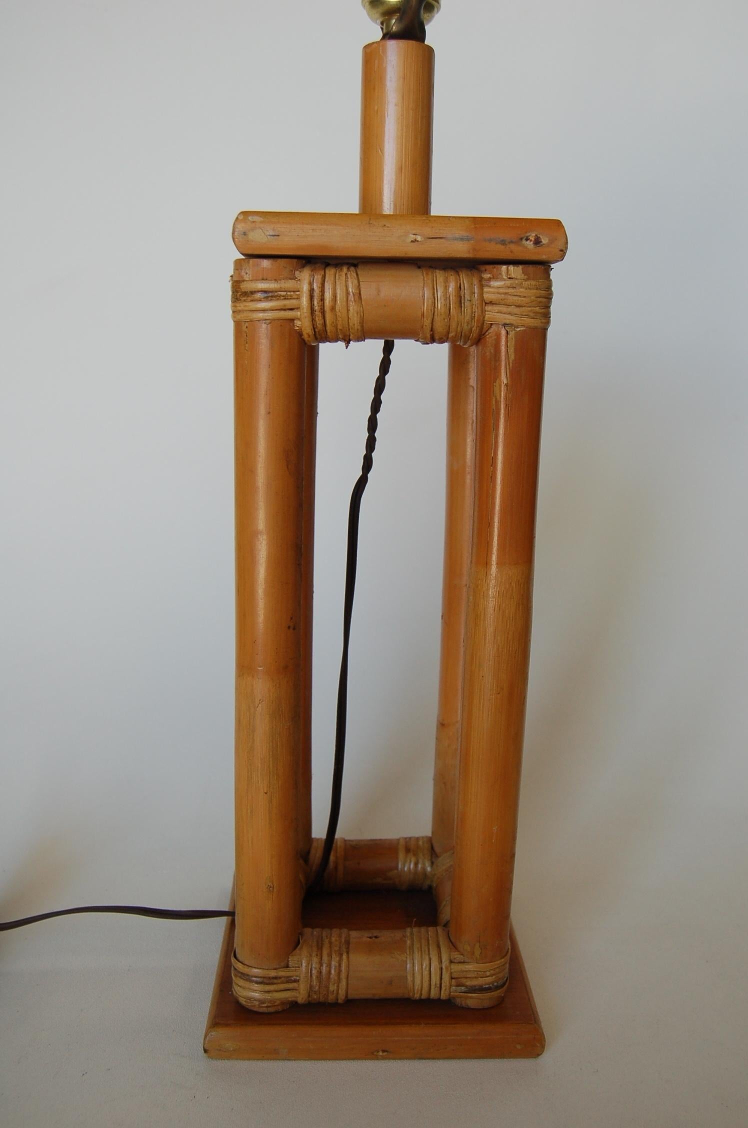 Restored Mid-Century rattan table lamp in box shape fixed to a square wood base, circa 1950. 

Measures: 6.5