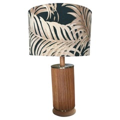 Lampe tropicale en bambou restaurée datant du milieu du siècle dernier, avec tissu et feuille de palmier