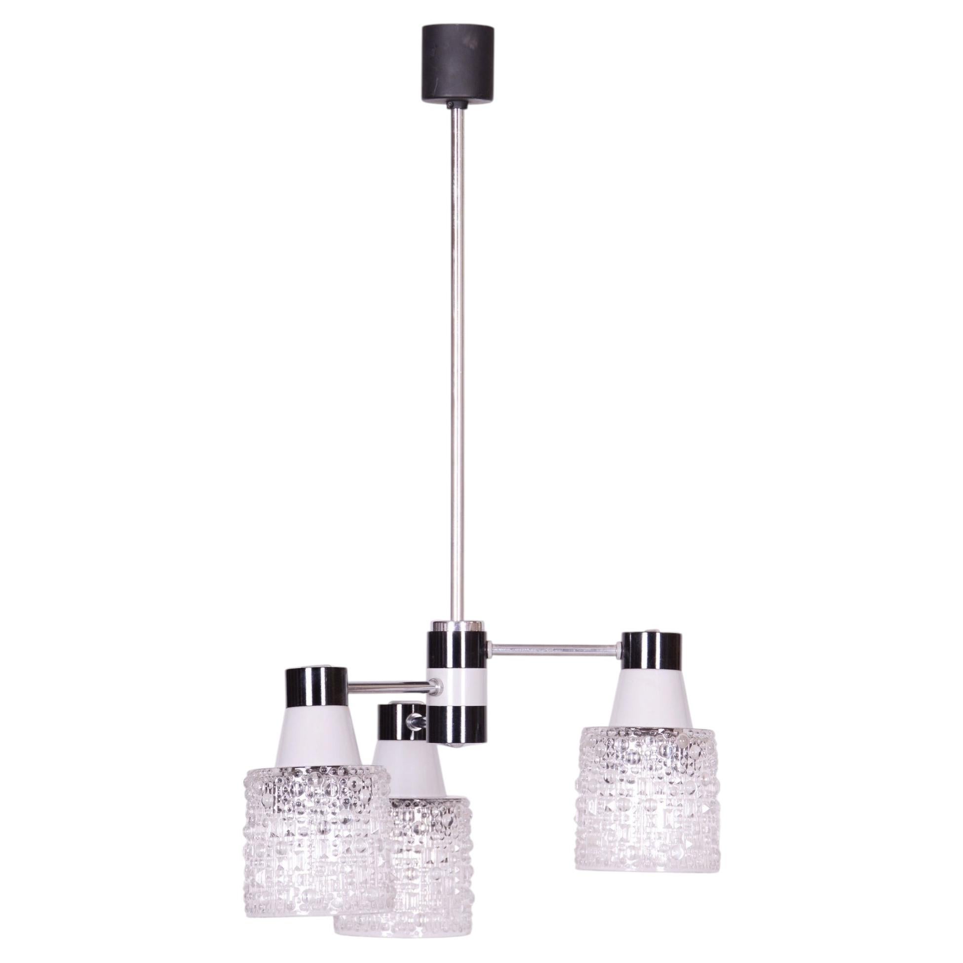 Lampadario di metà secolo restaurato, di Drukov, cromo, vetro opalino, ceco, anni '70