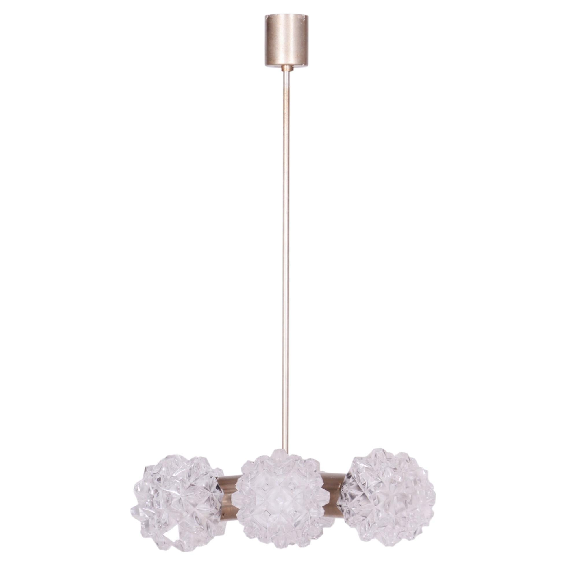 Lampadario di metà secolo restaurato, di Kamenický Šenov, ottone, vetro, Repubblica Ceca, anni '60