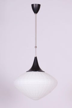 Lustre restauré du milieu du siècle, acier chromé, verre opalin, d'origine tchèque, années 1960