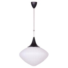 Lustre restauré du milieu du siècle, acier chromé, verre opalin, d'origine tchèque, années 1960