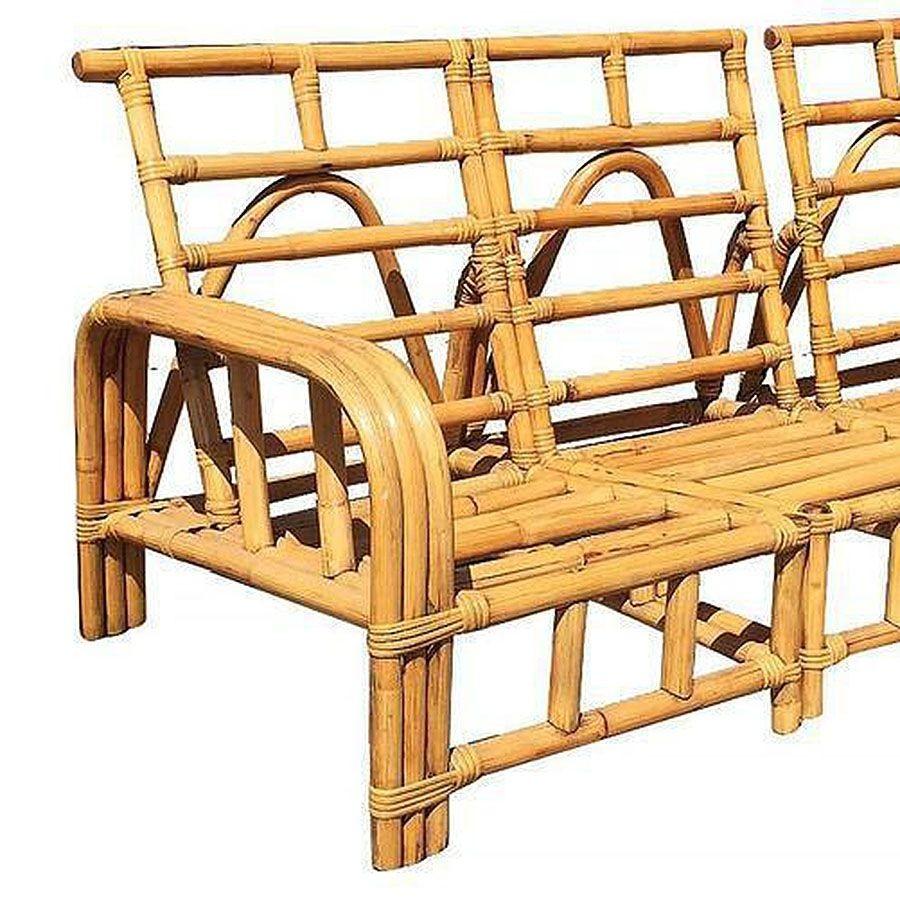 Mid-Century moderno Divano a tre fili con braccio a ferro di cavallo restaurato della metà del secolo scorso. in vendita