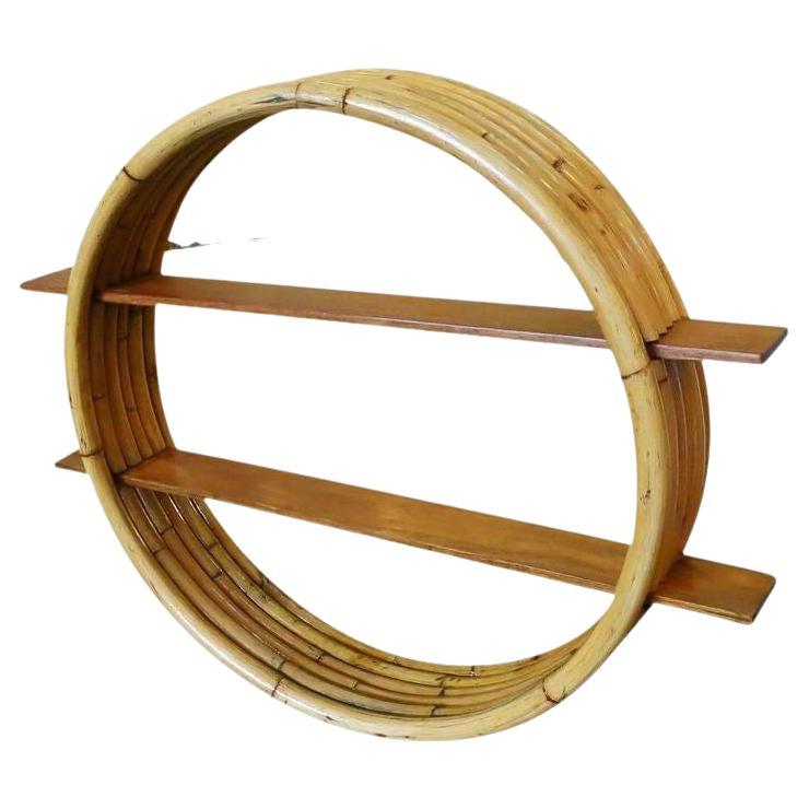 Restauriertes rundes Rattan-Wandregal aus der Mitte des Jahrhunderts mit Mahagoni-Latten im Angebot